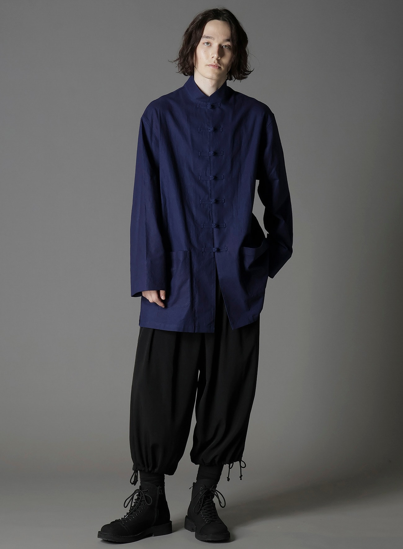 INDIGO DYED COTTON LINEN SHEETING SHAKA BUTTON STAND COLLAR SHIRT