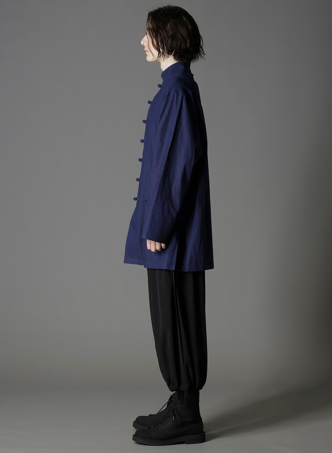 INDIGO DYED COTTON LINEN SHEETING SHAKA BUTTON STAND COLLAR SHIRT