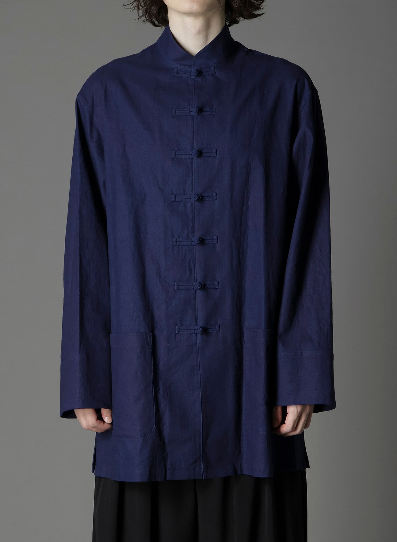 INDIGO DYED COTTON LINEN SHEETING SHAKA BUTTON STAND COLLAR SHIRT