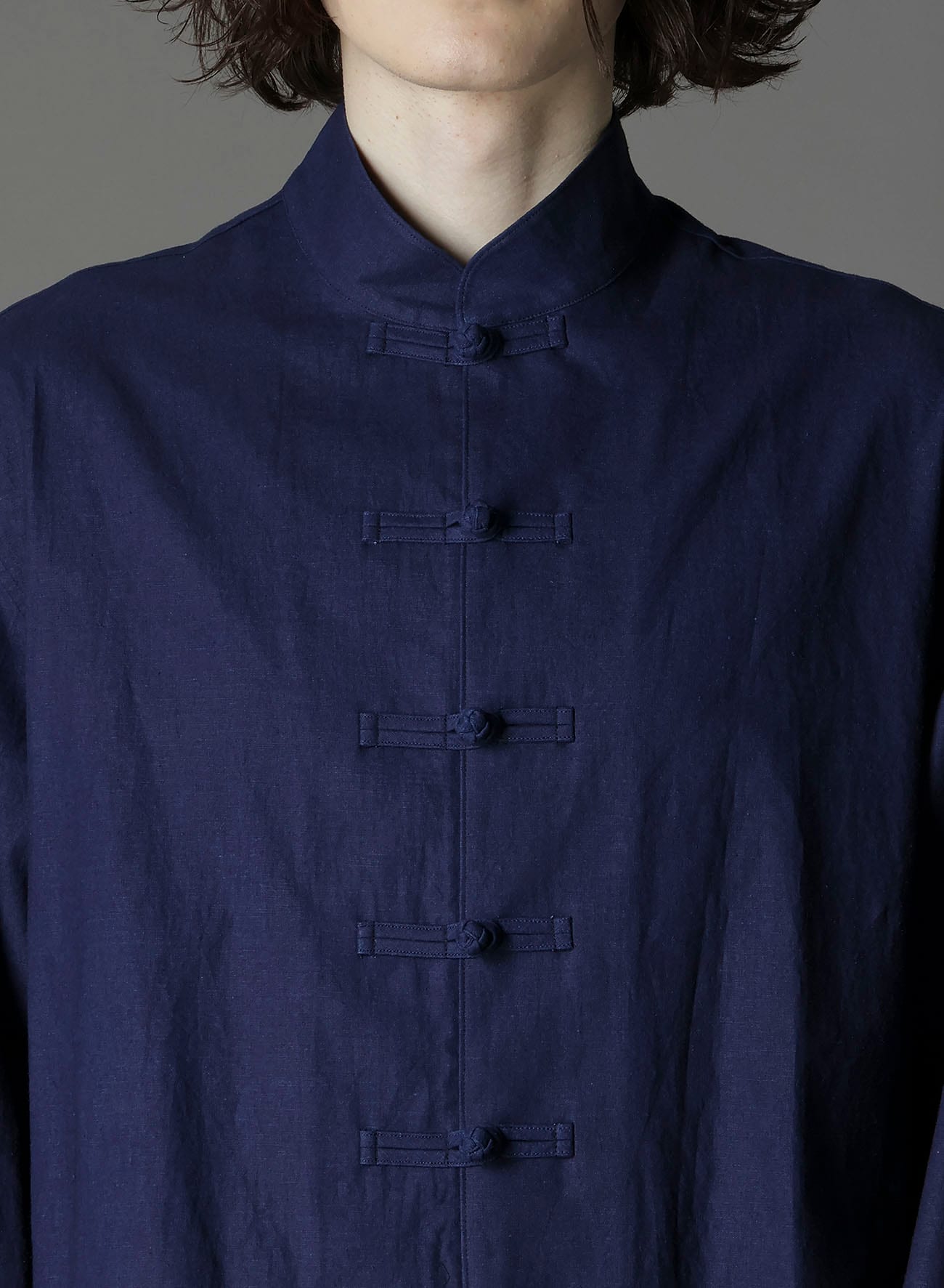 INDIGO DYED COTTON LINEN SHEETING SHAKA BUTTON STAND COLLAR SHIRT
