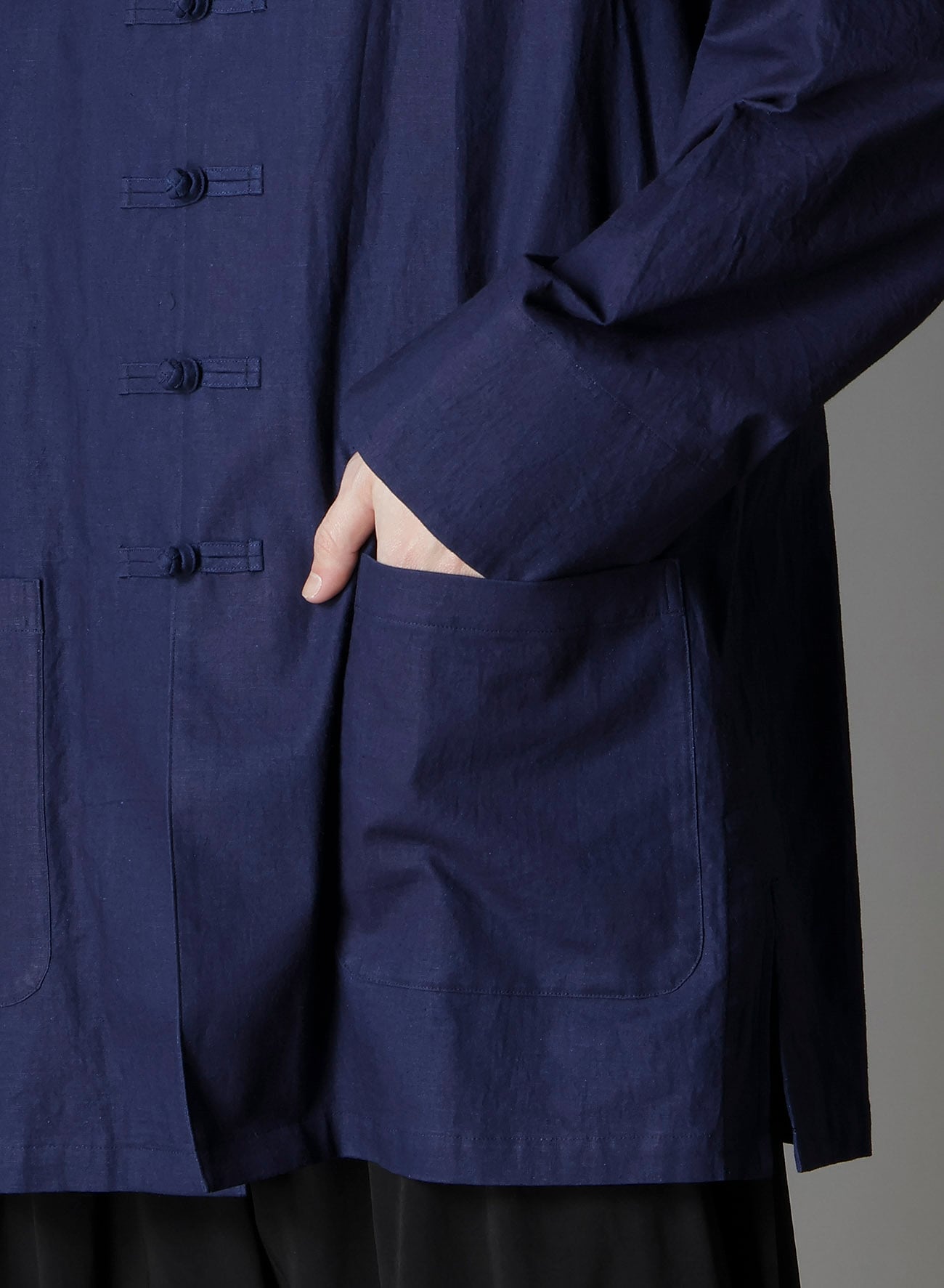 INDIGO DYED COTTON LINEN SHEETING SHAKA BUTTON STAND COLLAR SHIRT