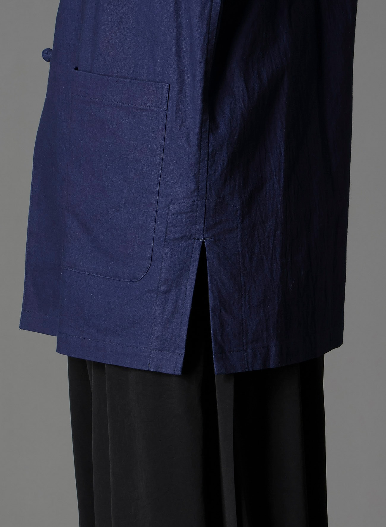 INDIGO DYED COTTON LINEN SHEETING SHAKA BUTTON STAND COLLAR SHIRT