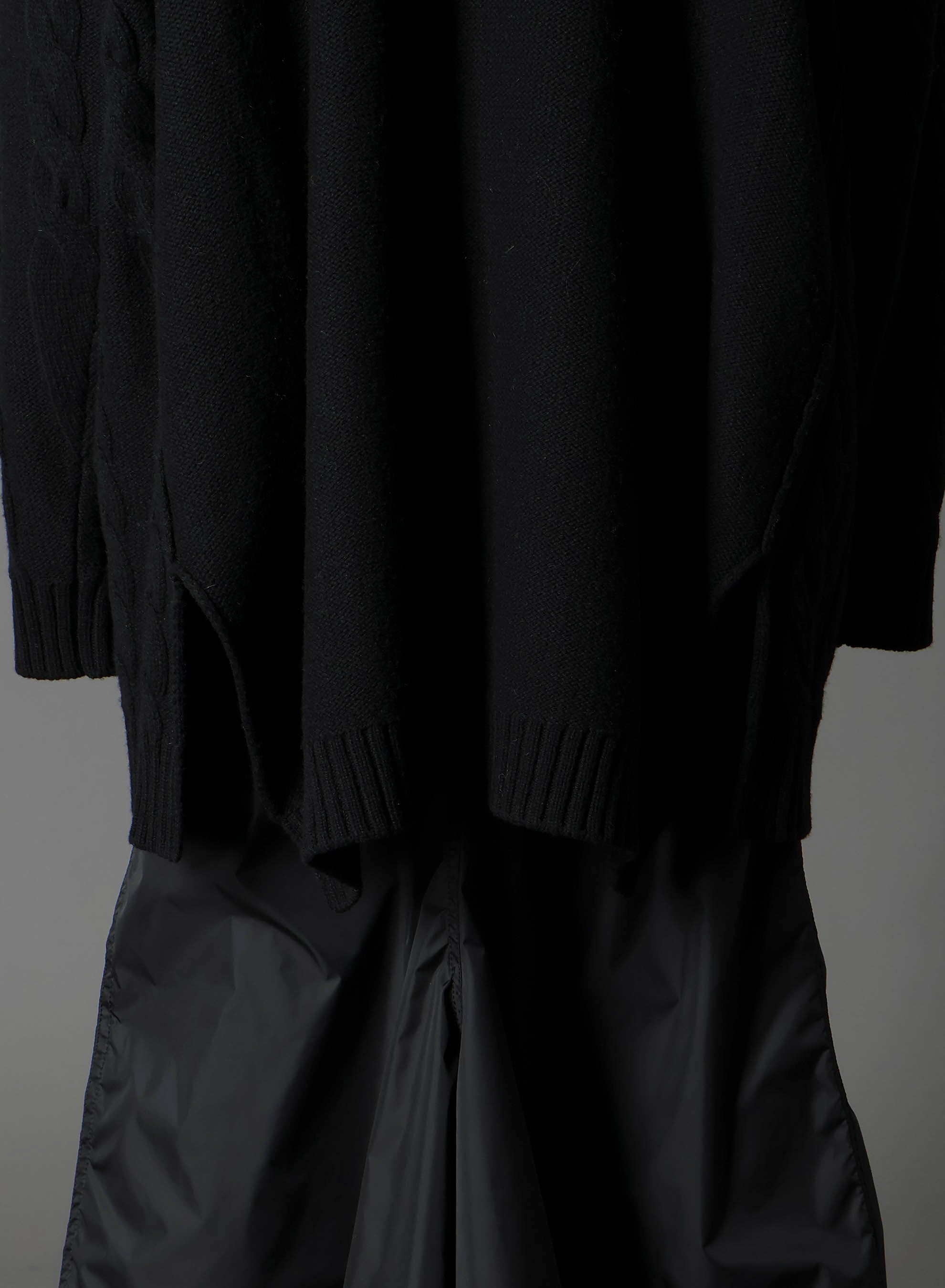 FINE MERINO WOOL CABLE SWITCH UNBALANCE HOODIE