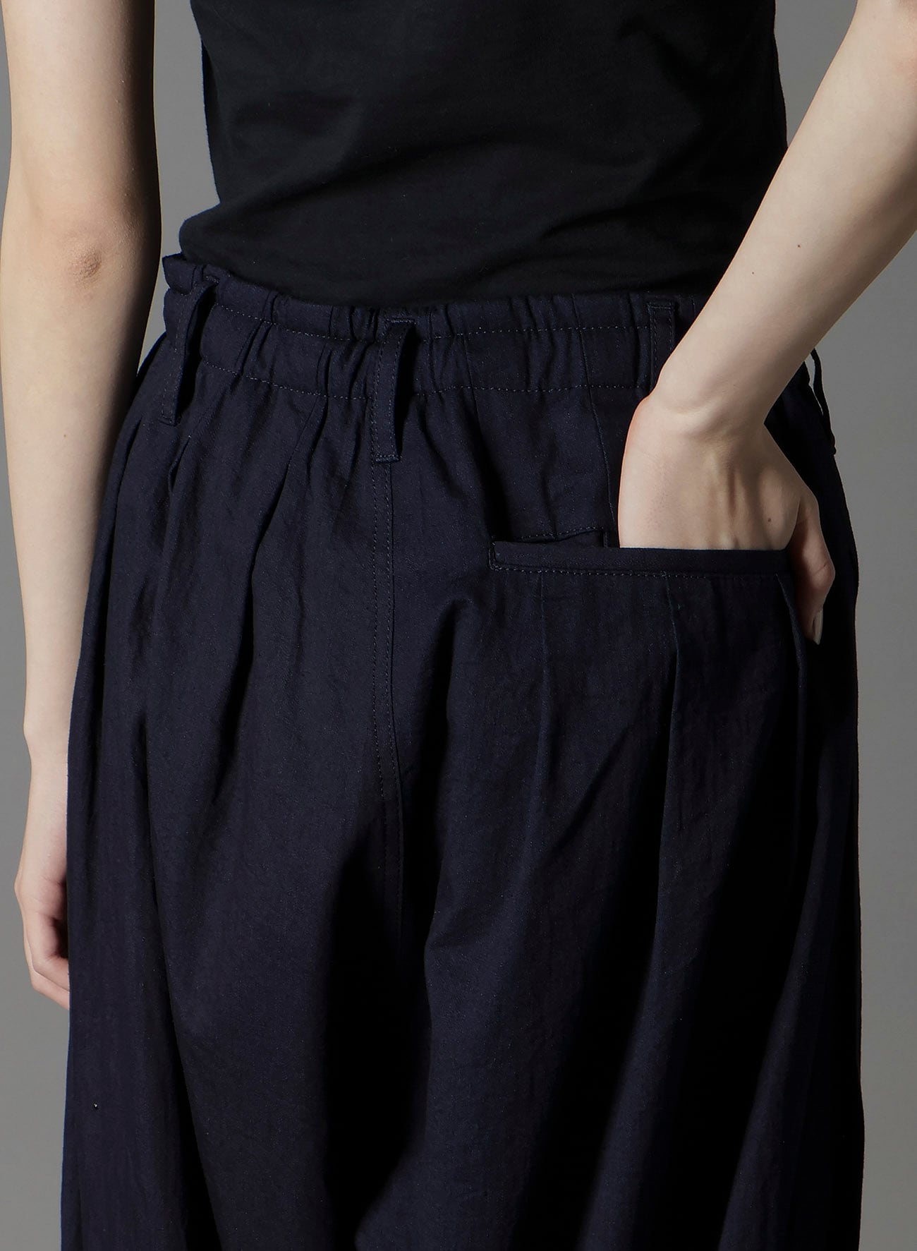 INDIGO DYED COTTON TWILL BALLOON PANTS