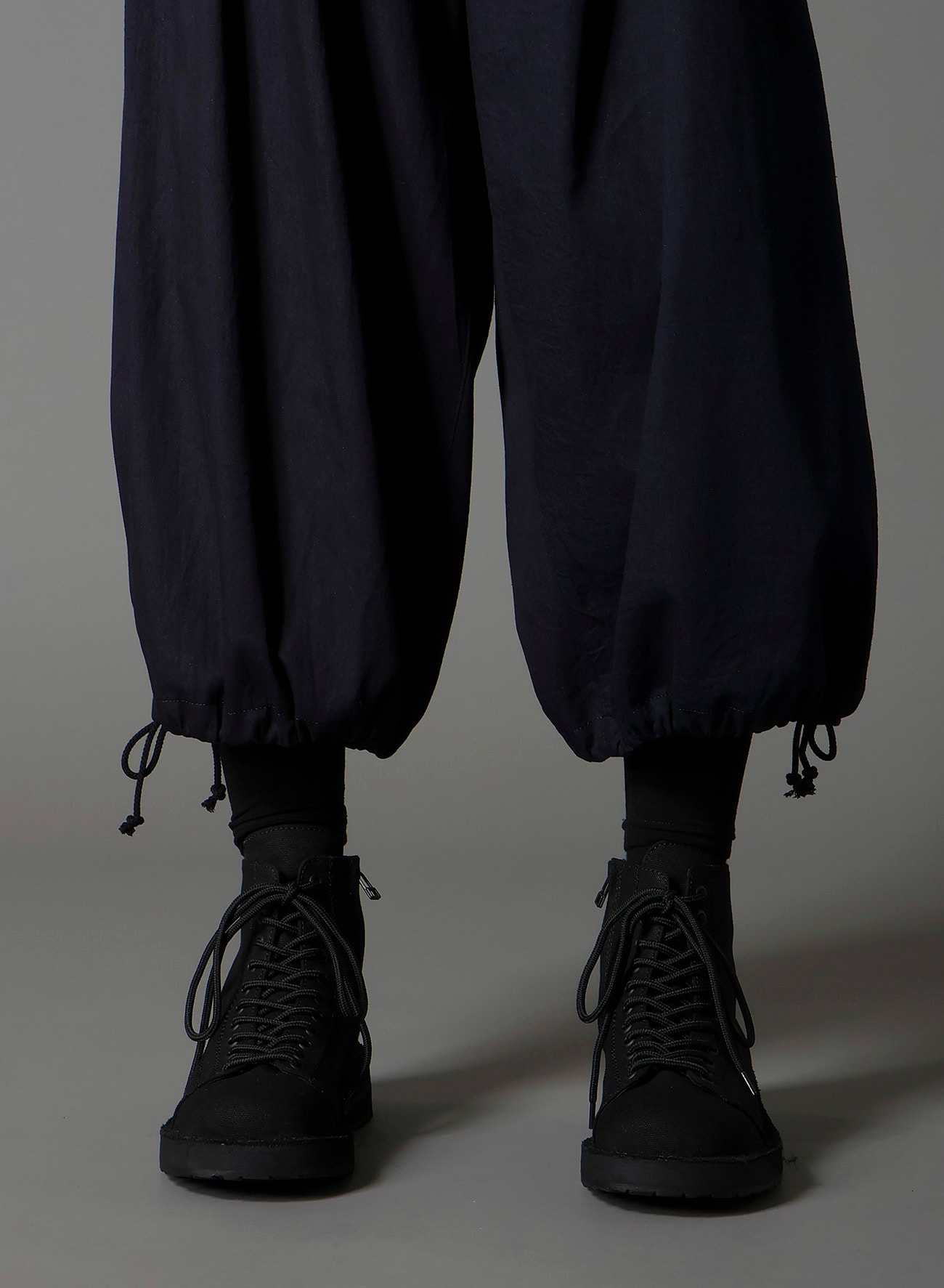 INDIGO DYED COTTON TWILL BALLOON PANTS