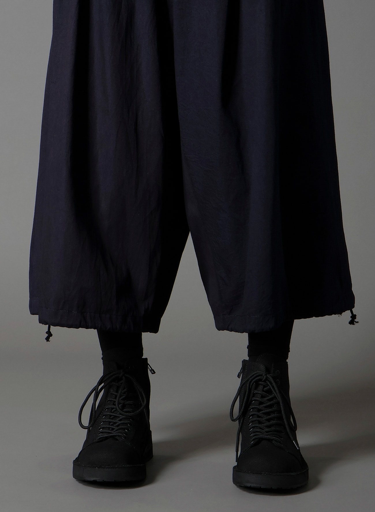 INDIGO DYED COTTON TWILL BALLOON PANTS