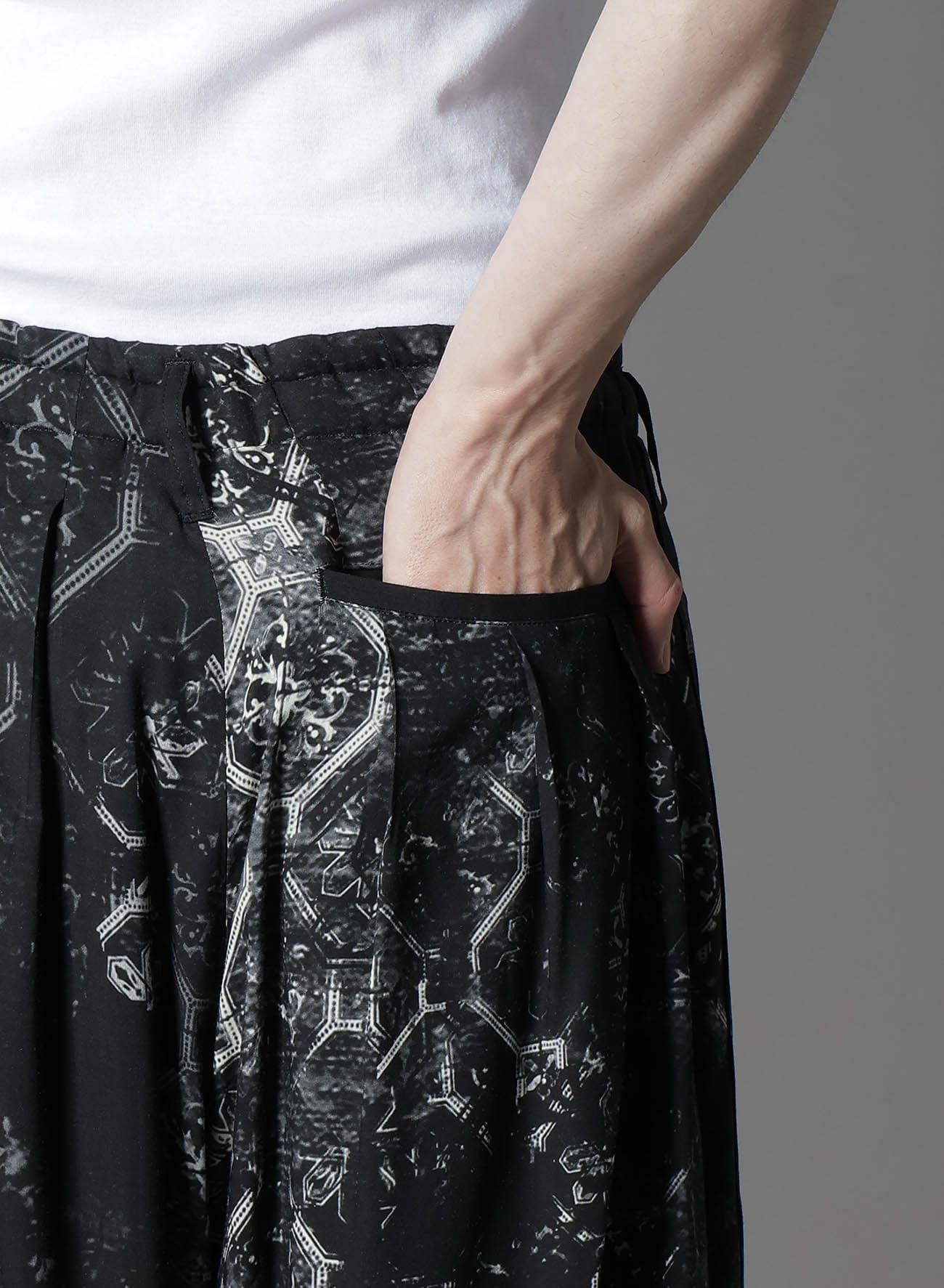 RAYON PRINT TILE PATTERN BALLOON PANTS