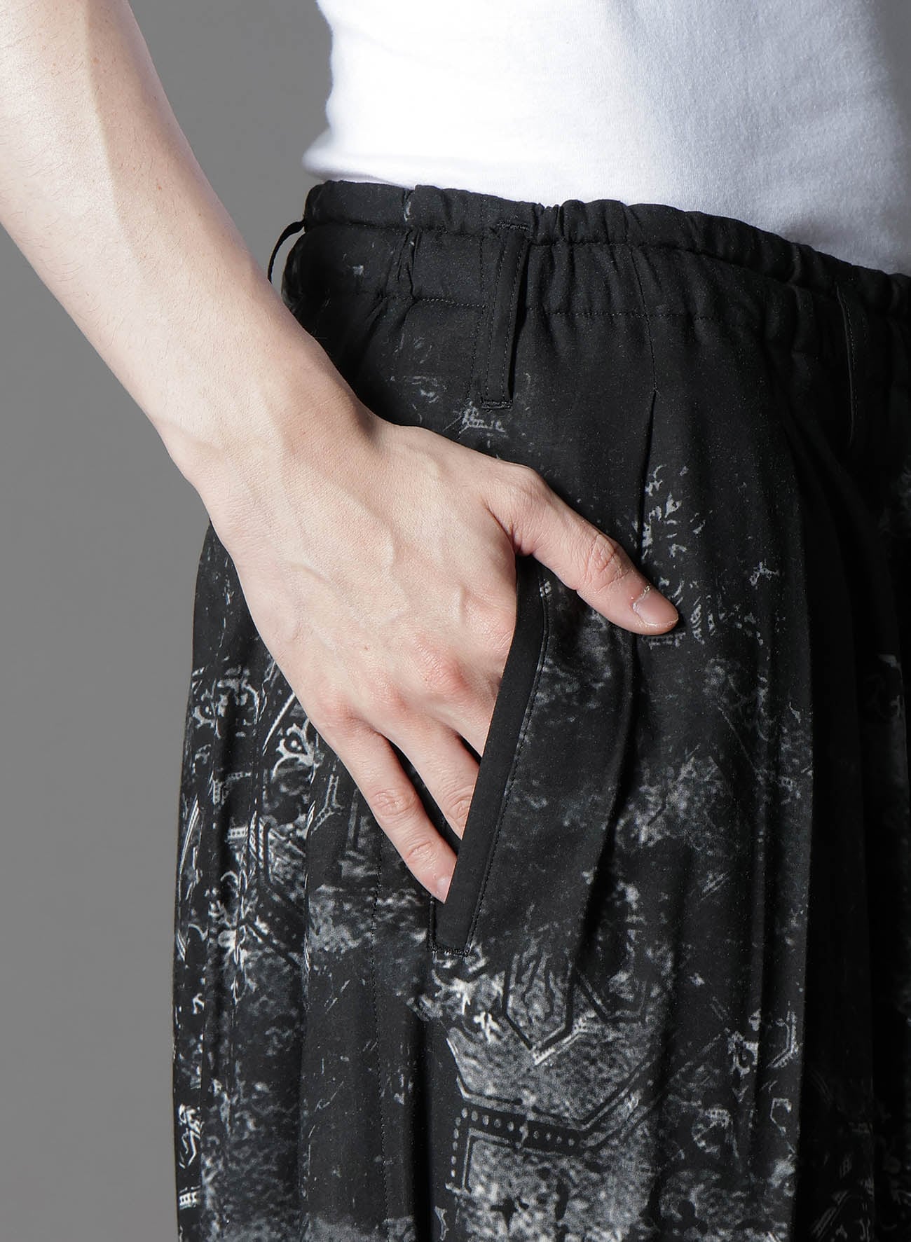 RAYON PRINT TILE PATTERN BALLOON PANTS