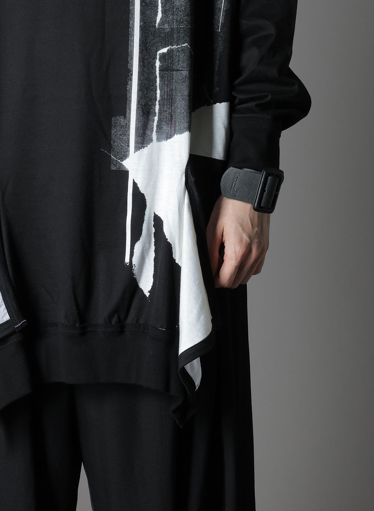 COTTON JERSEY TORN PATTERN SLASH PIPING T-SHIRT