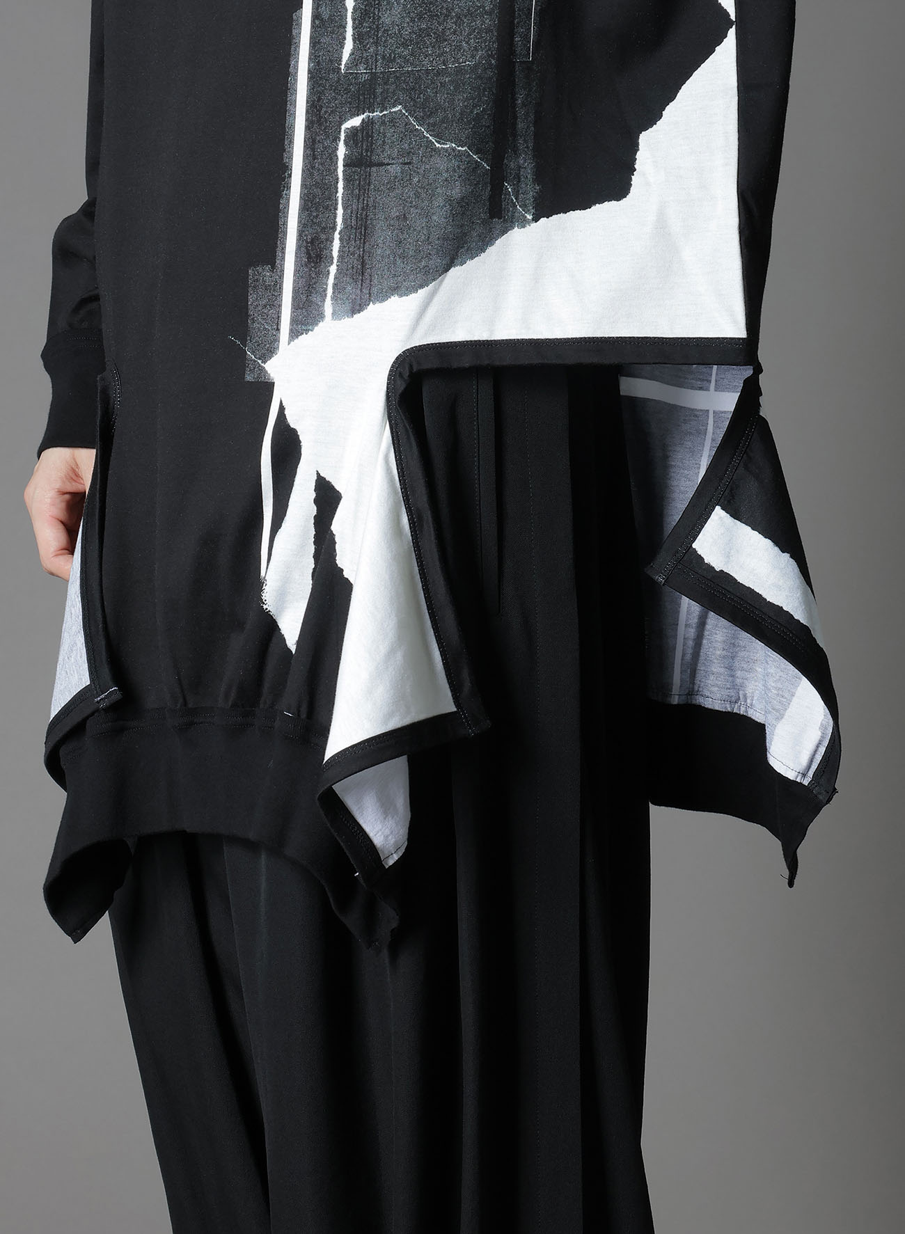 COTTON JERSEY TORN PATTERN SLASH PIPING T-SHIRT