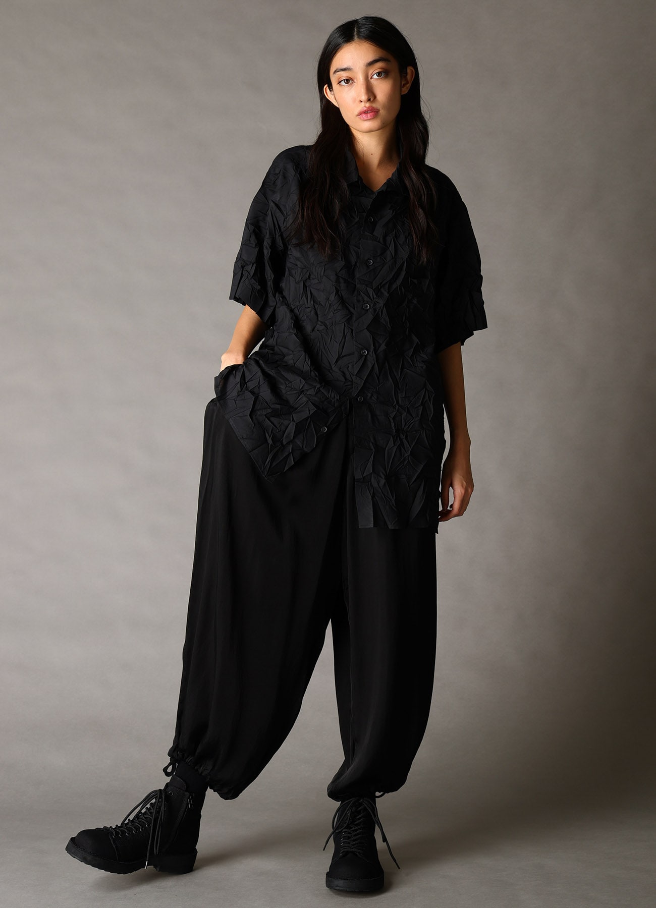 CRUSHED FABRIC OPEN COLLAR BACK GATHER SHIRT