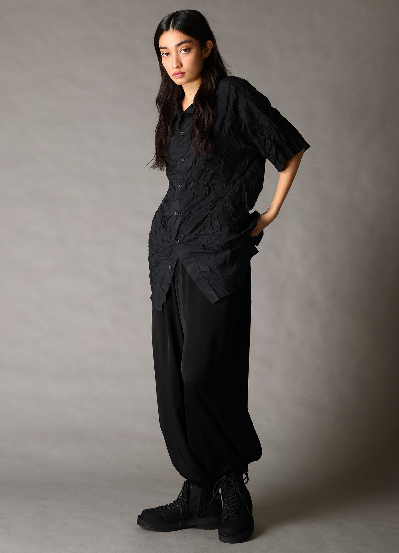 CRUSHED FABRIC OPEN COLLAR BACK GATHER SHIRT