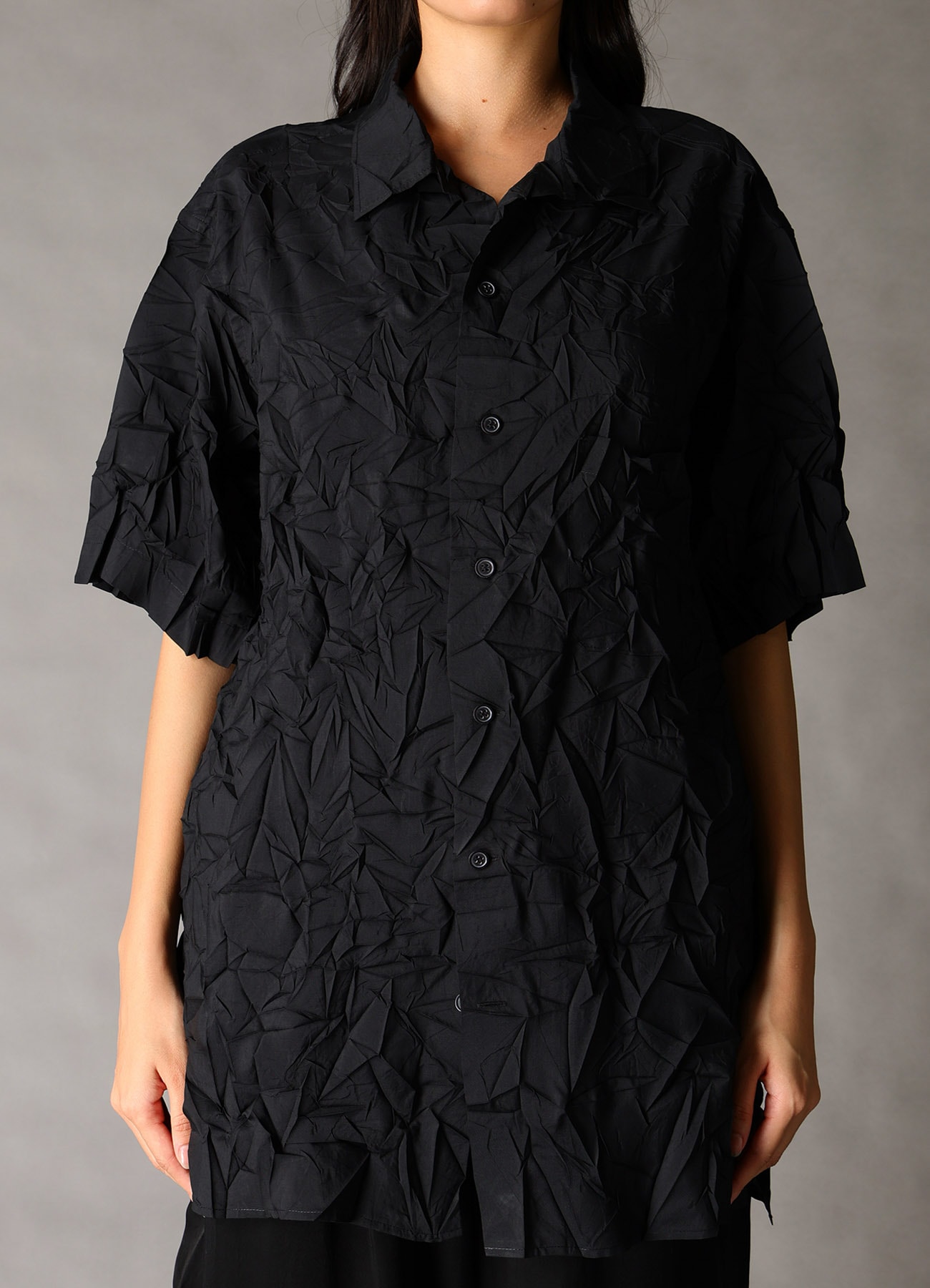CRUSHED FABRIC OPEN COLLAR BACK GATHER SHIRT