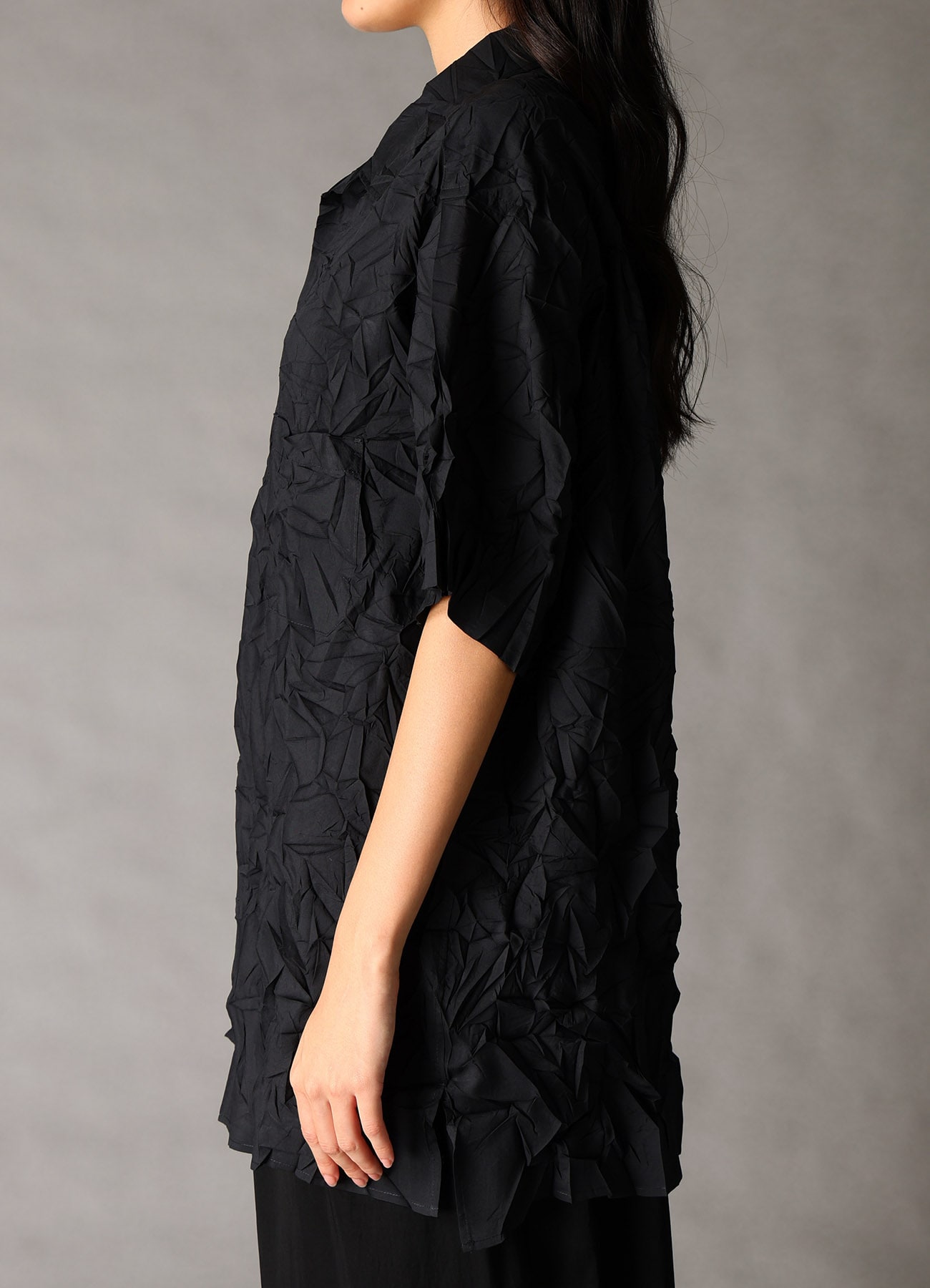 CRUSHED FABRIC OPEN COLLAR BACK GATHER SHIRT