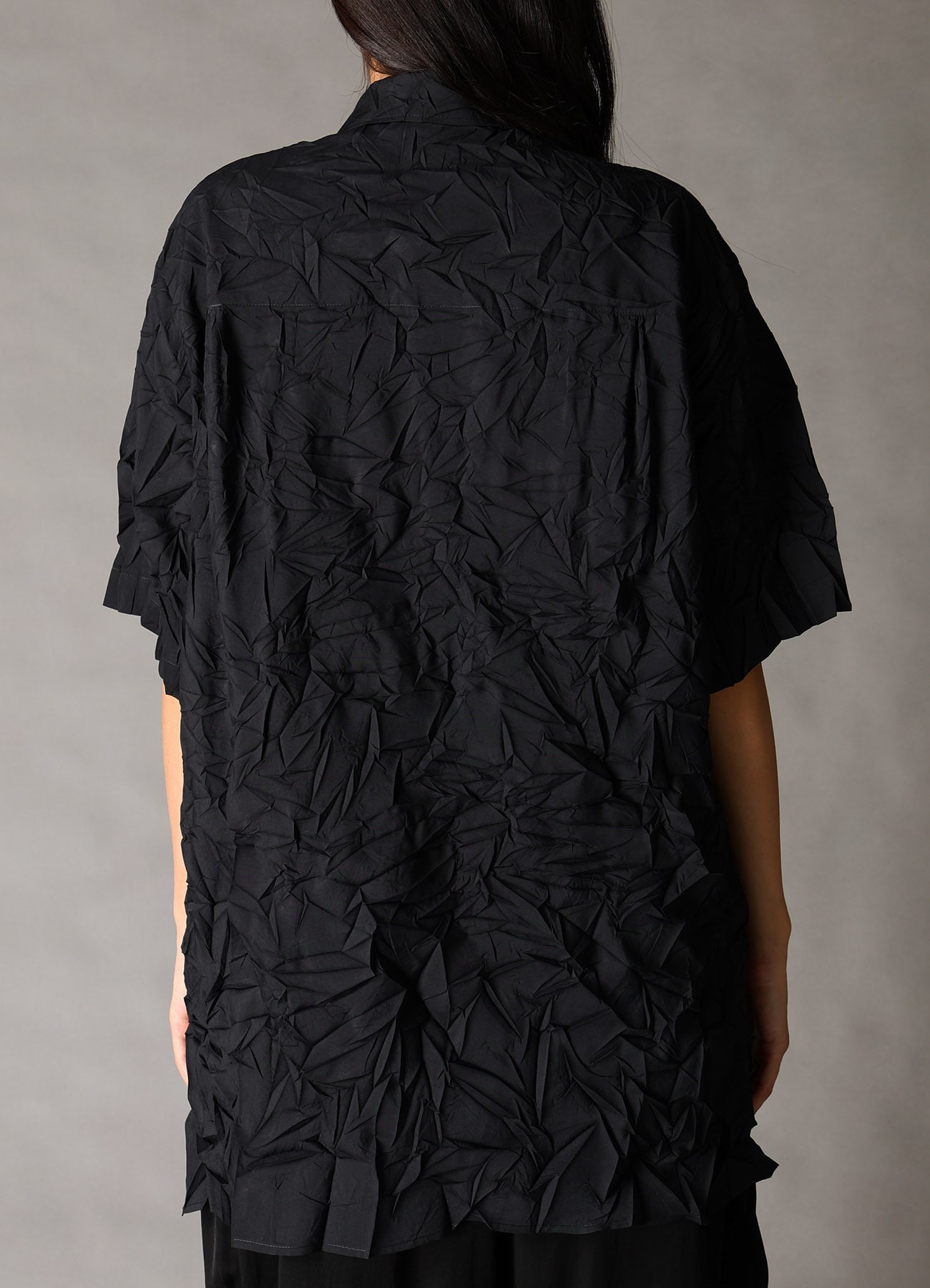 CRUSHED FABRIC OPEN COLLAR BACK GATHER SHIRT