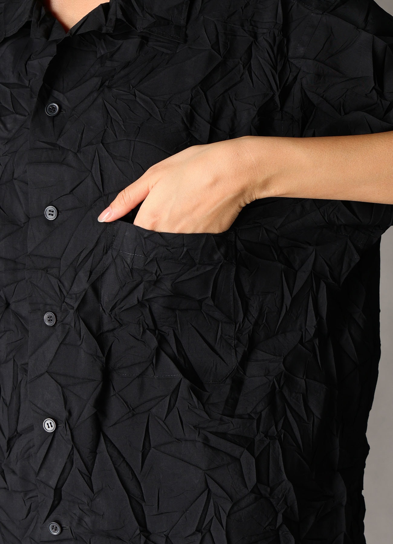 CRUSHED FABRIC OPEN COLLAR BACK GATHER SHIRT