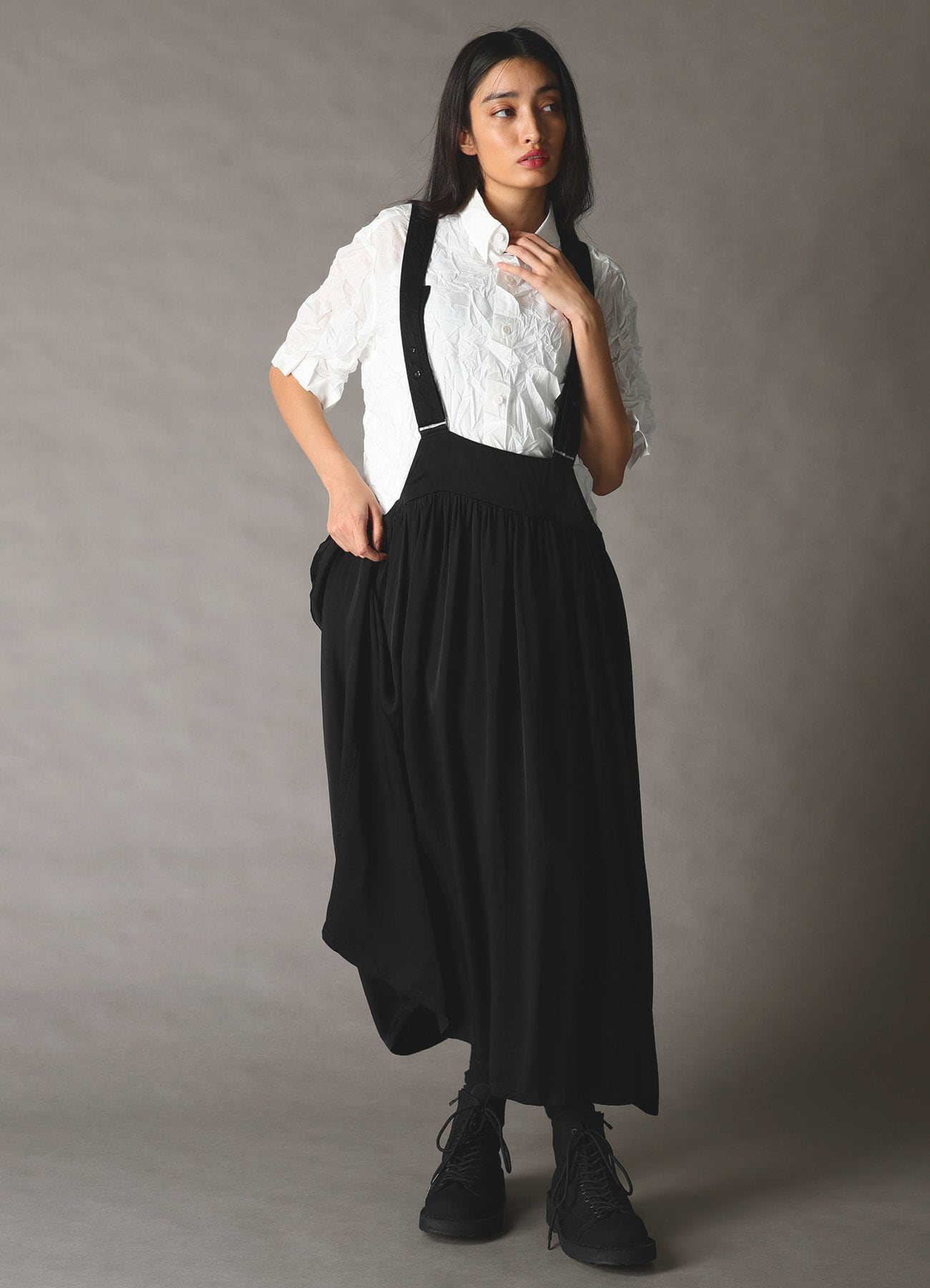 CRUSHED FABRIC STAND COLLAR BACK GATHER SHIRT