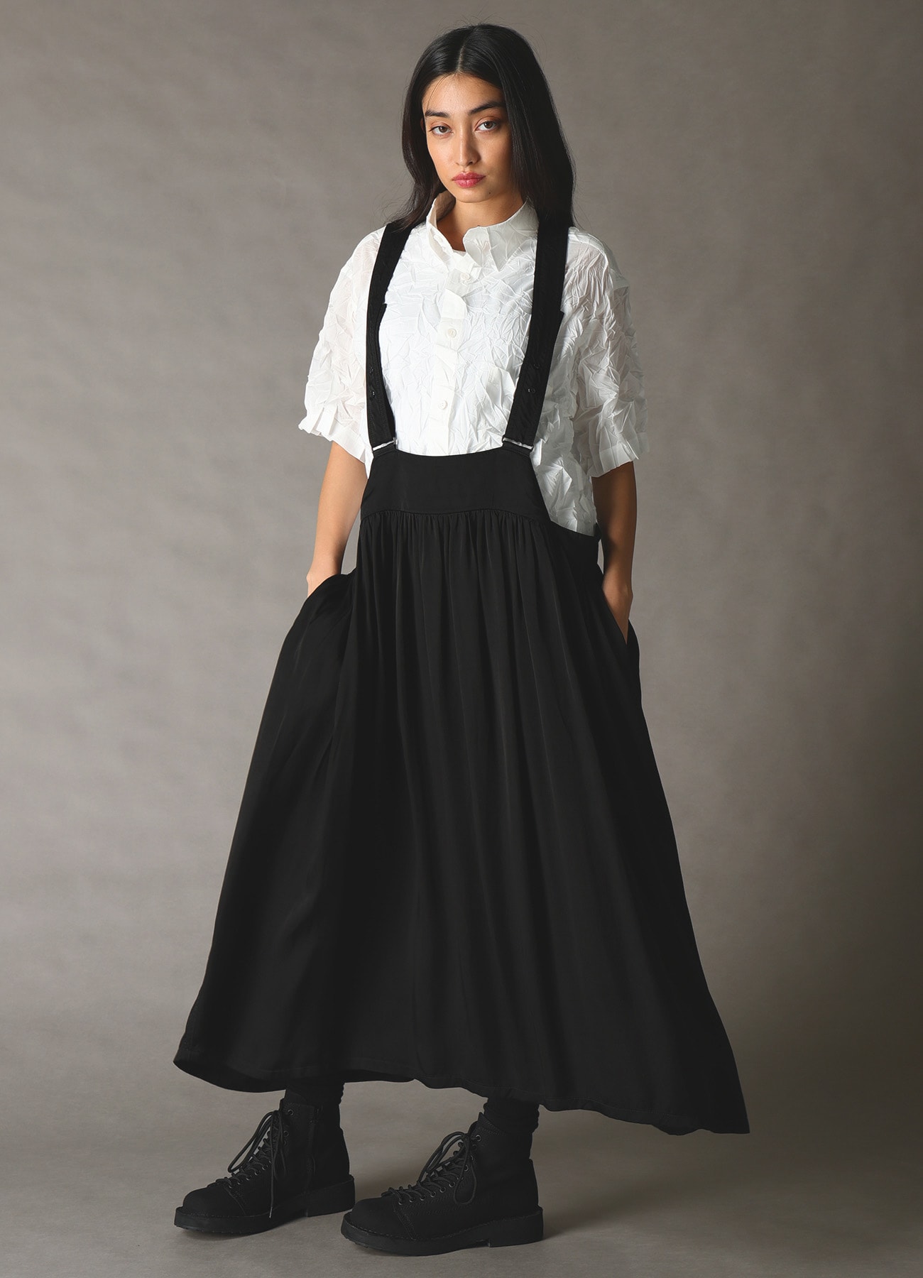 CRUSHED FABRIC STAND COLLAR BACK GATHER SHIRT