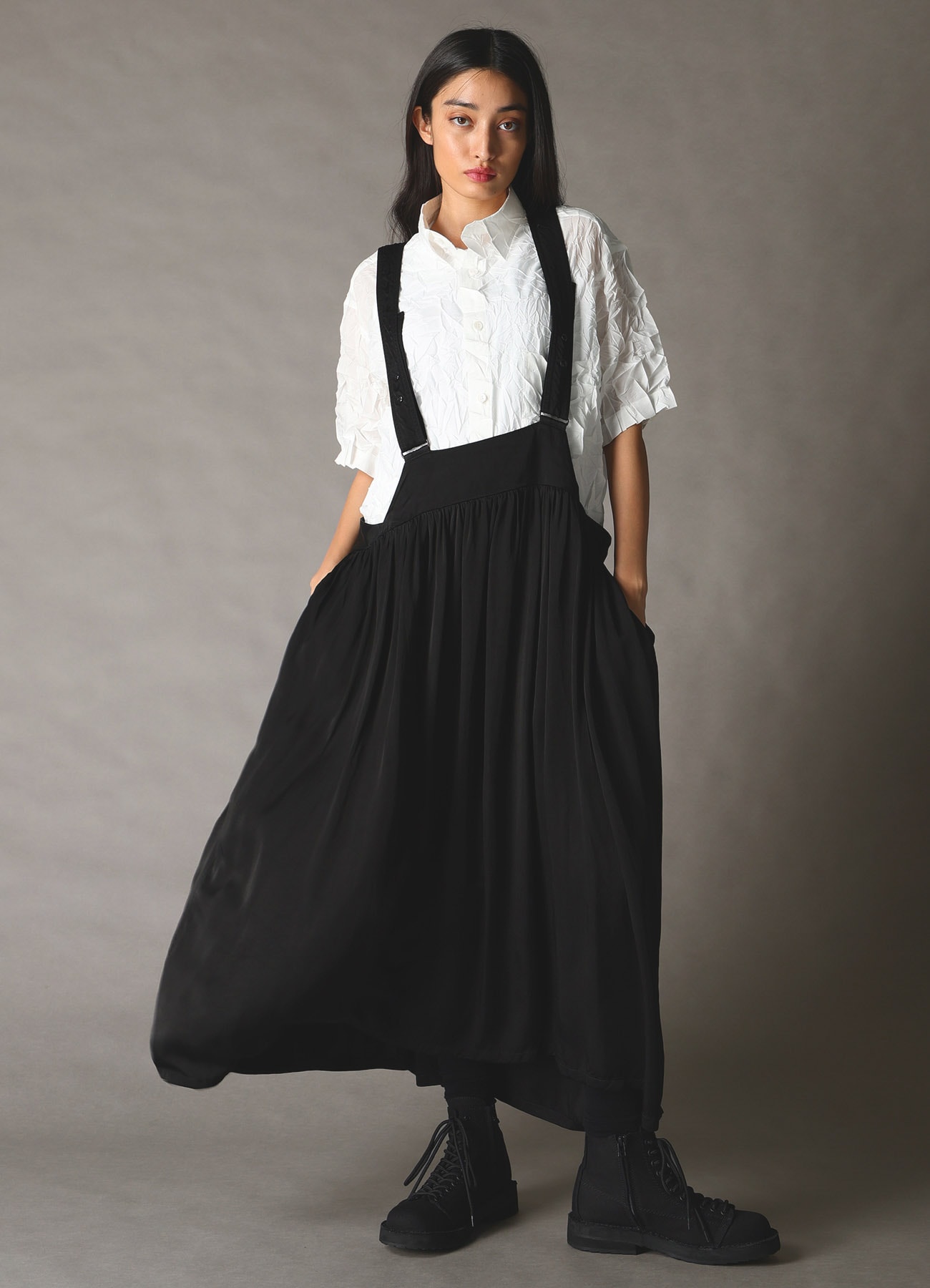 CRUSHED FABRIC STAND COLLAR BACK GATHER SHIRT