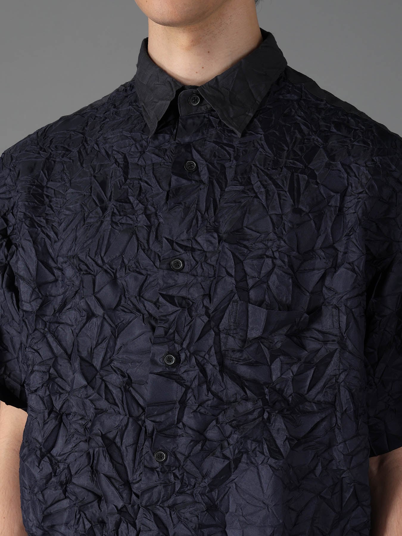 CRUSHED FABRIC SHORT SLEEVE SHIRT