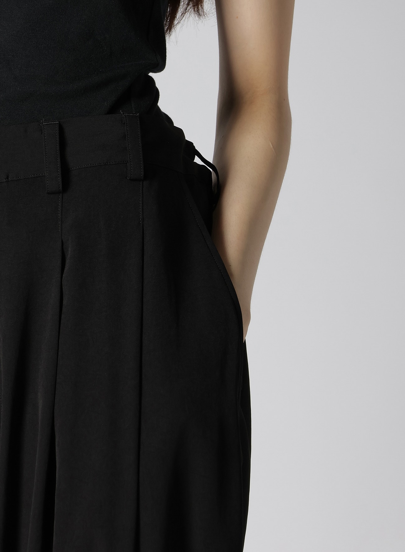 TRIACETATE/POLYESTER CREPE de CHINE TWO TUCK DRAWCORD PANTS