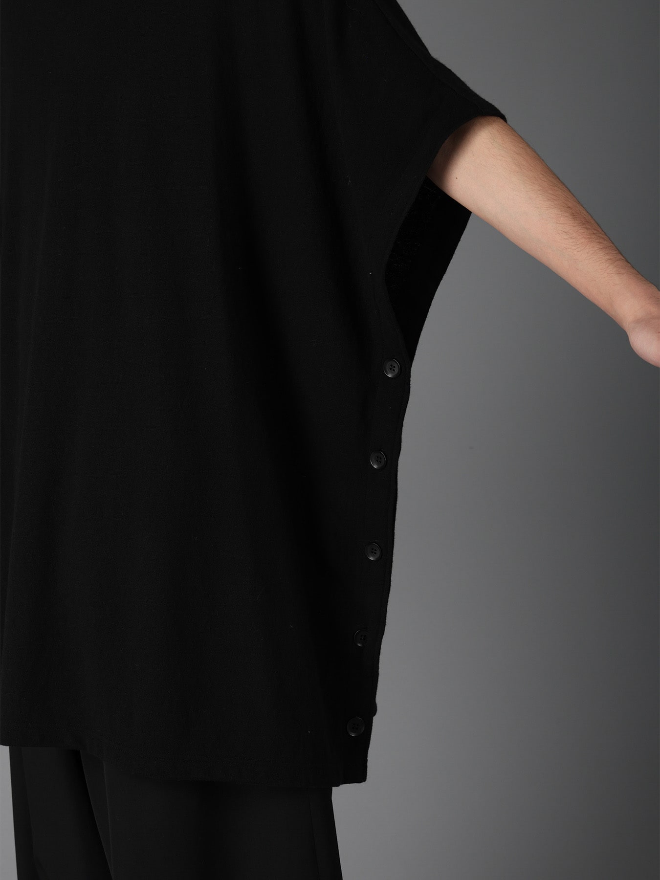 AIRY FEATHERY SIDE-BUTTON OVERSIZED SHORT-SLEEVE T-SHIRT