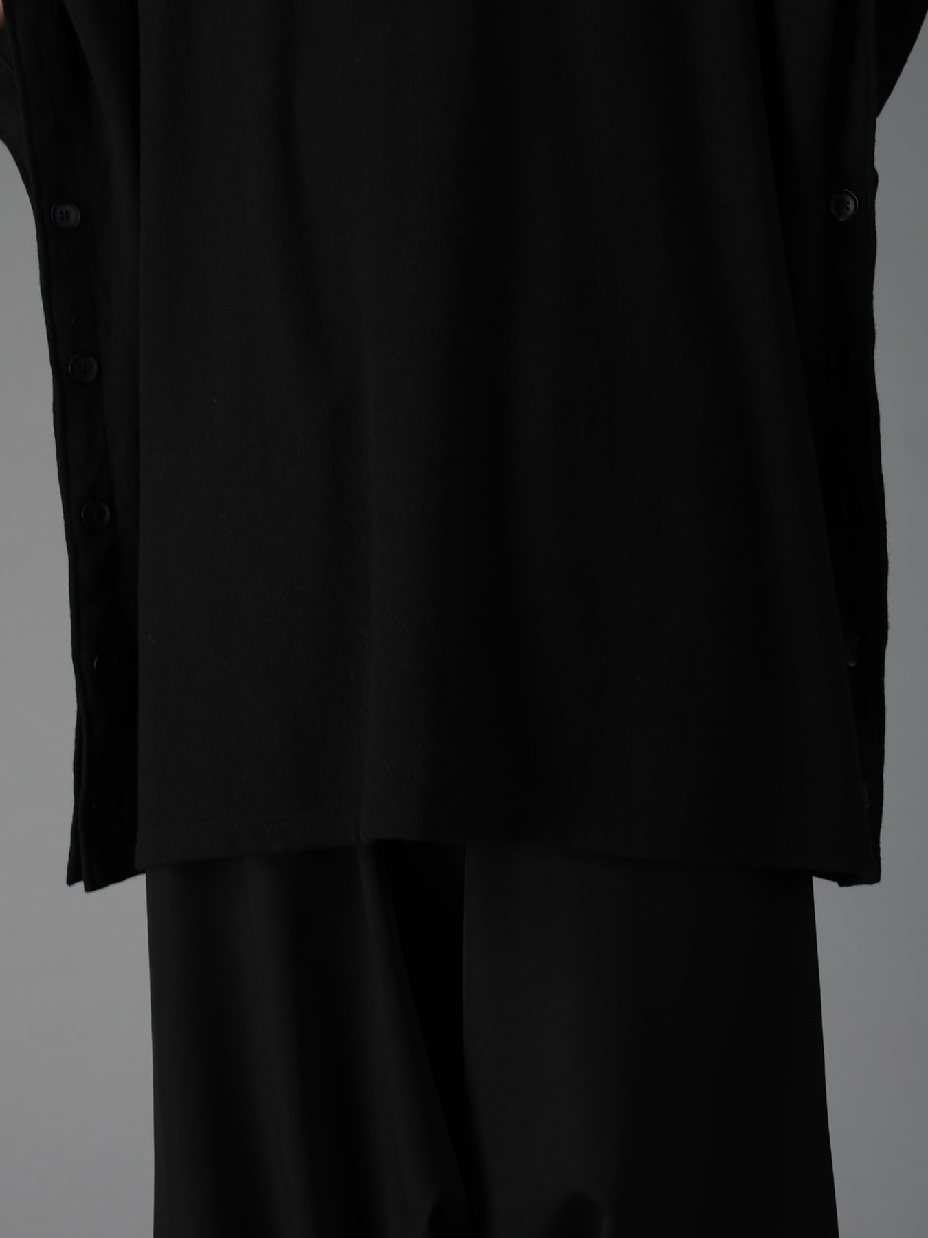 AIRY FEATHERY SIDE-BUTTON OVERSIZED SHORT-SLEEVE T-SHIRT