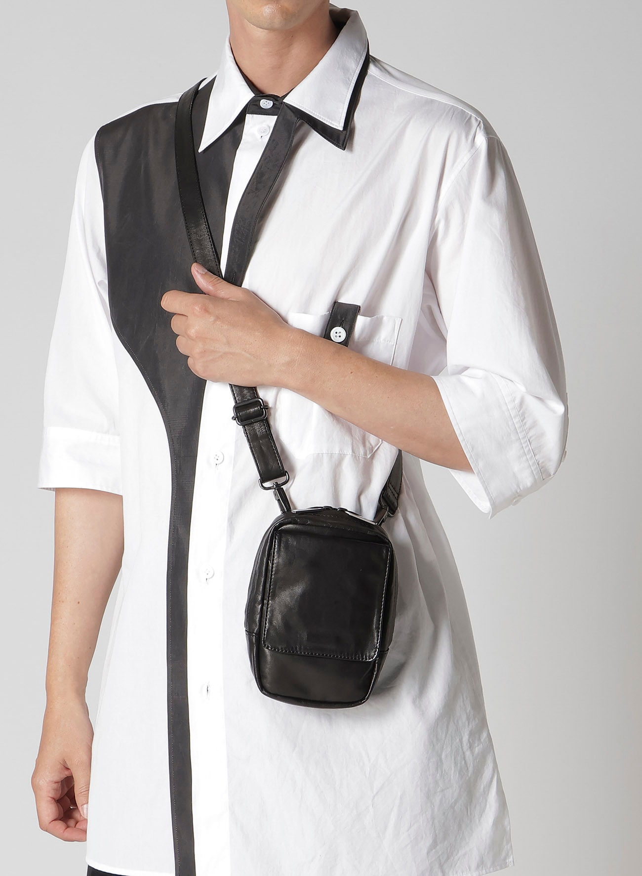 SCRATCH HORSE LEATHER ZIP SHOULDER POUCH