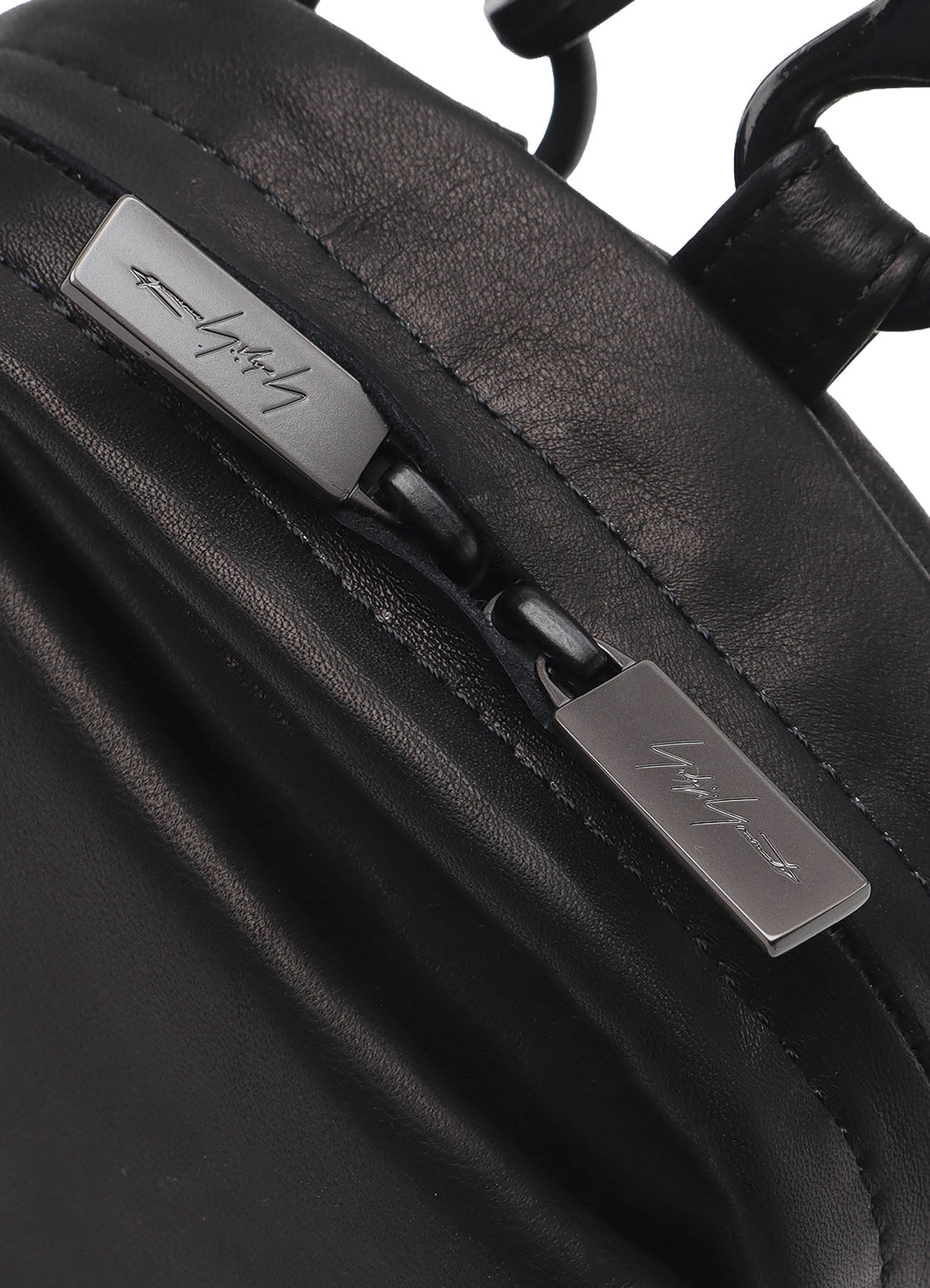 SCRATCH HORSE LEATHER ZIP SHOULDER POUCH