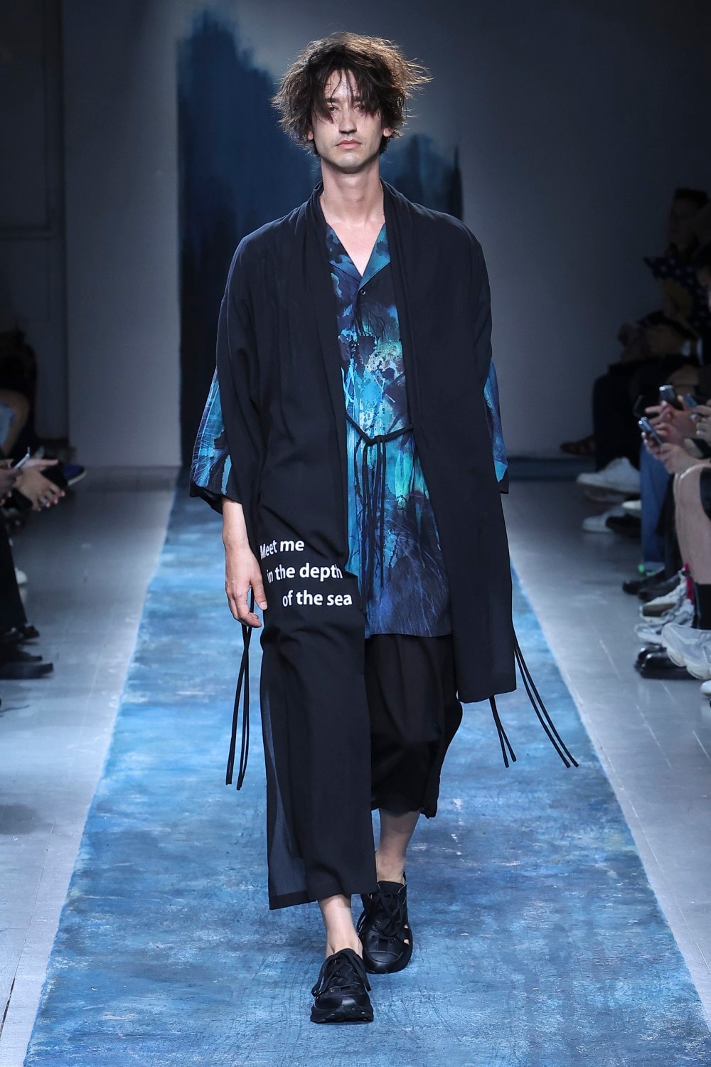 SEA MOTIF PRINTED GATHER OPEN COLLAR BLOUSE