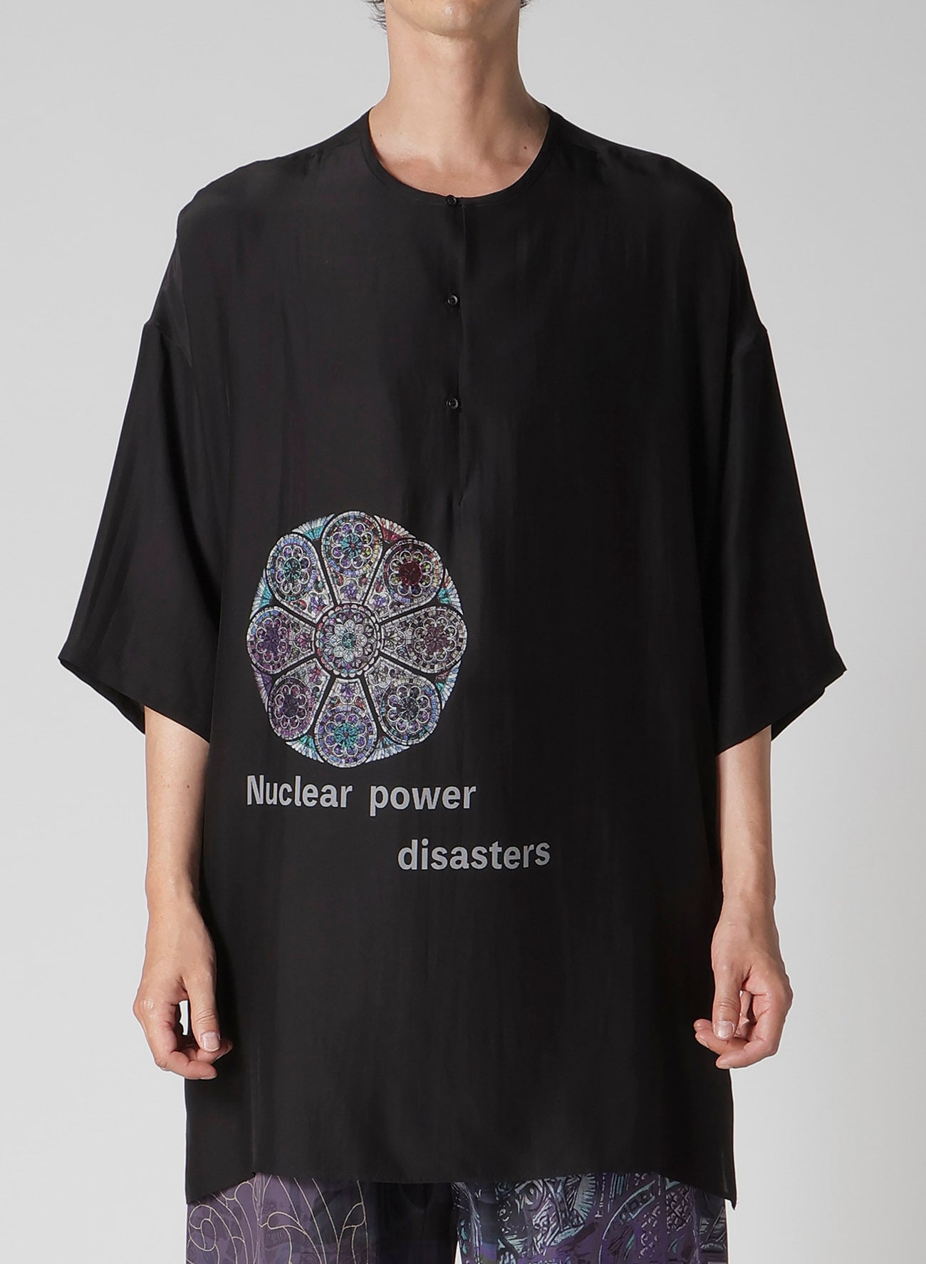 STAINED GLASS GUESSETED SHORT SLEEVE BLOUSE