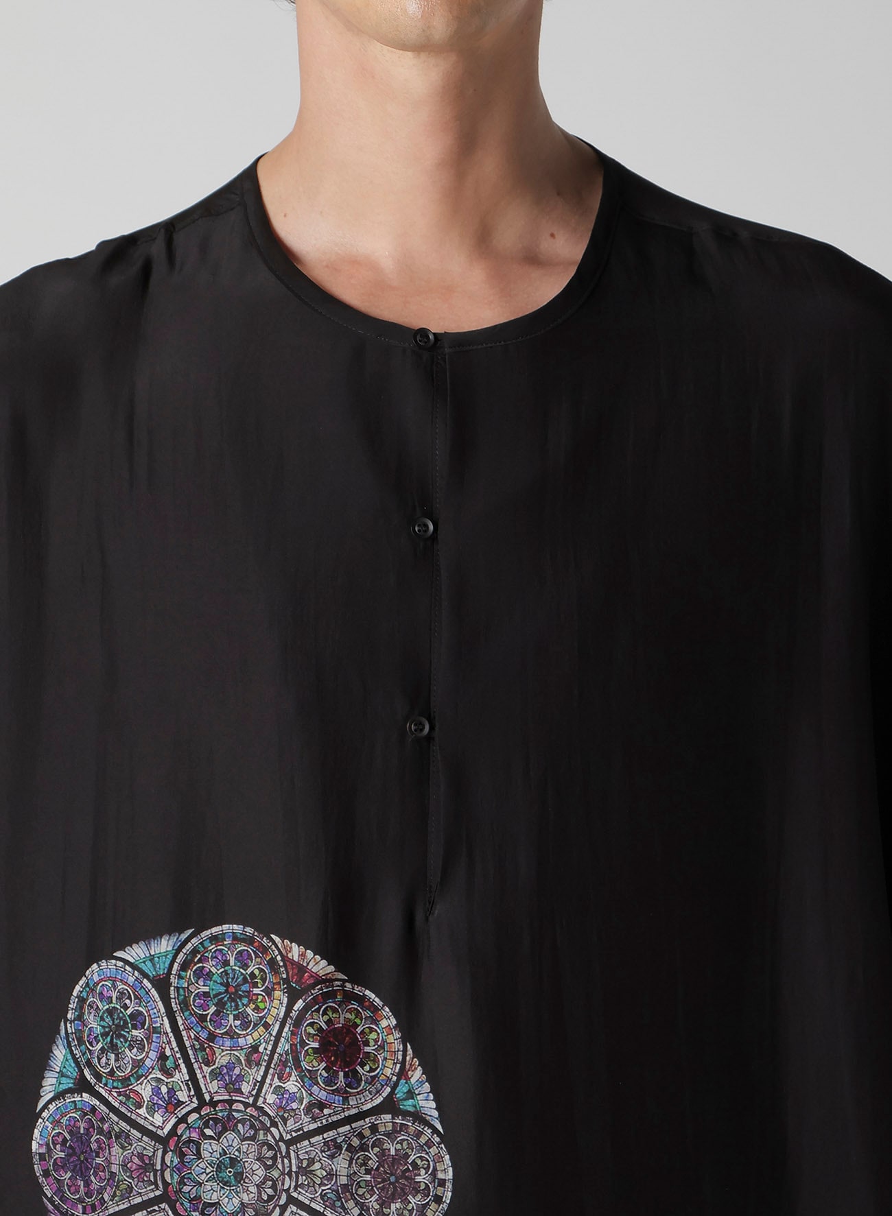 STAINED GLASS GUESSETED SHORT SLEEVE BLOUSE