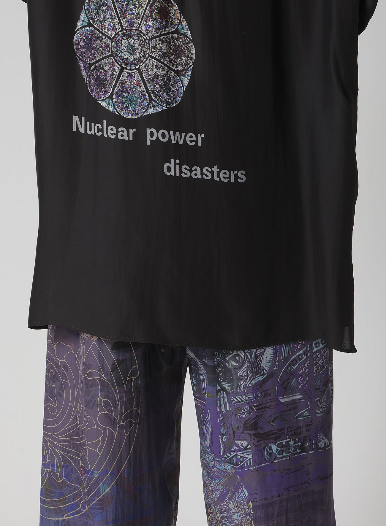 STAINED GLASS GUESSETED SHORT SLEEVE BLOUSE