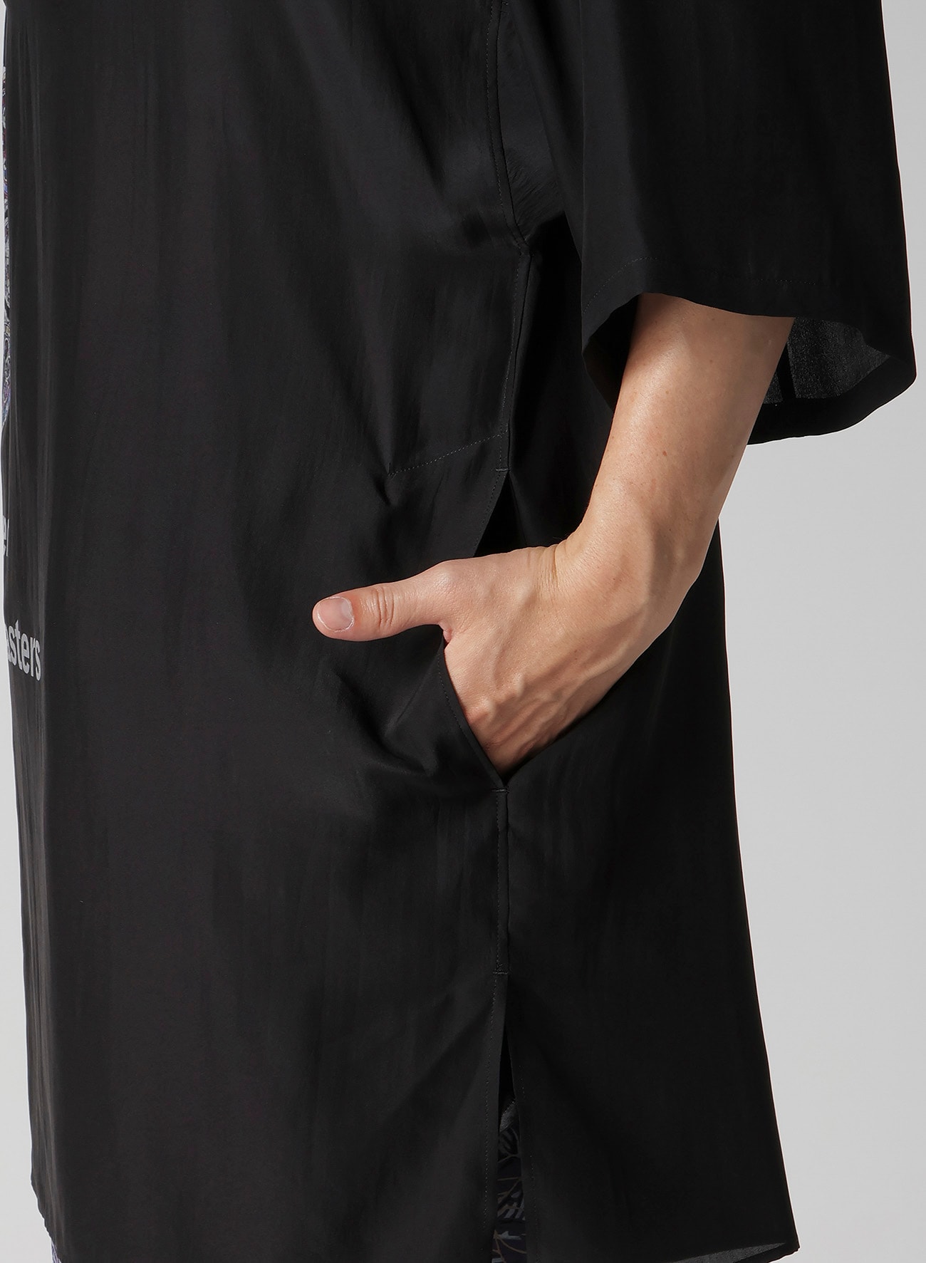 STAINED GLASS GUESSETED SHORT SLEEVE BLOUSE