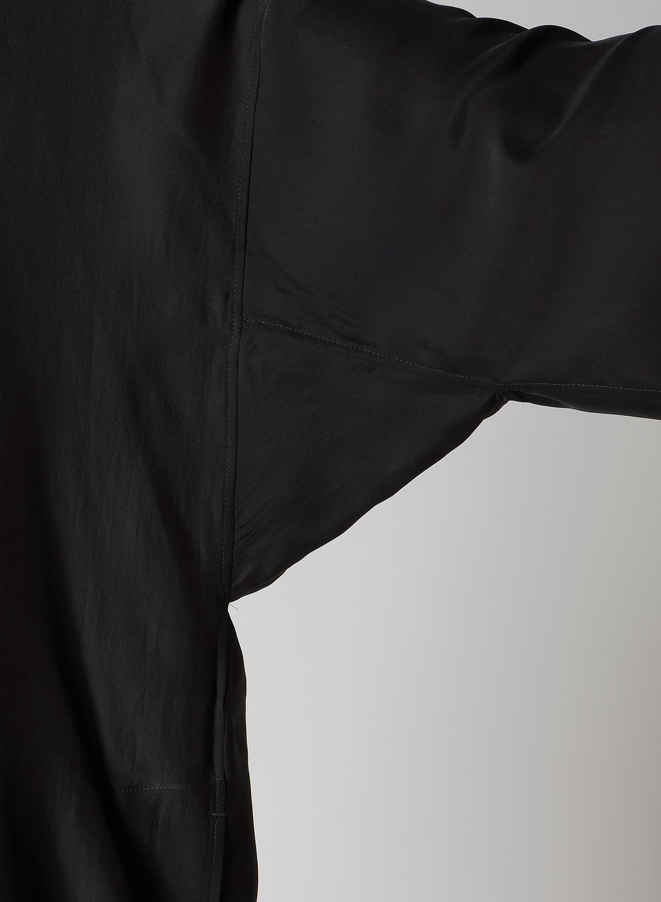 STAINED GLASS GUESSETED SHORT SLEEVE BLOUSE