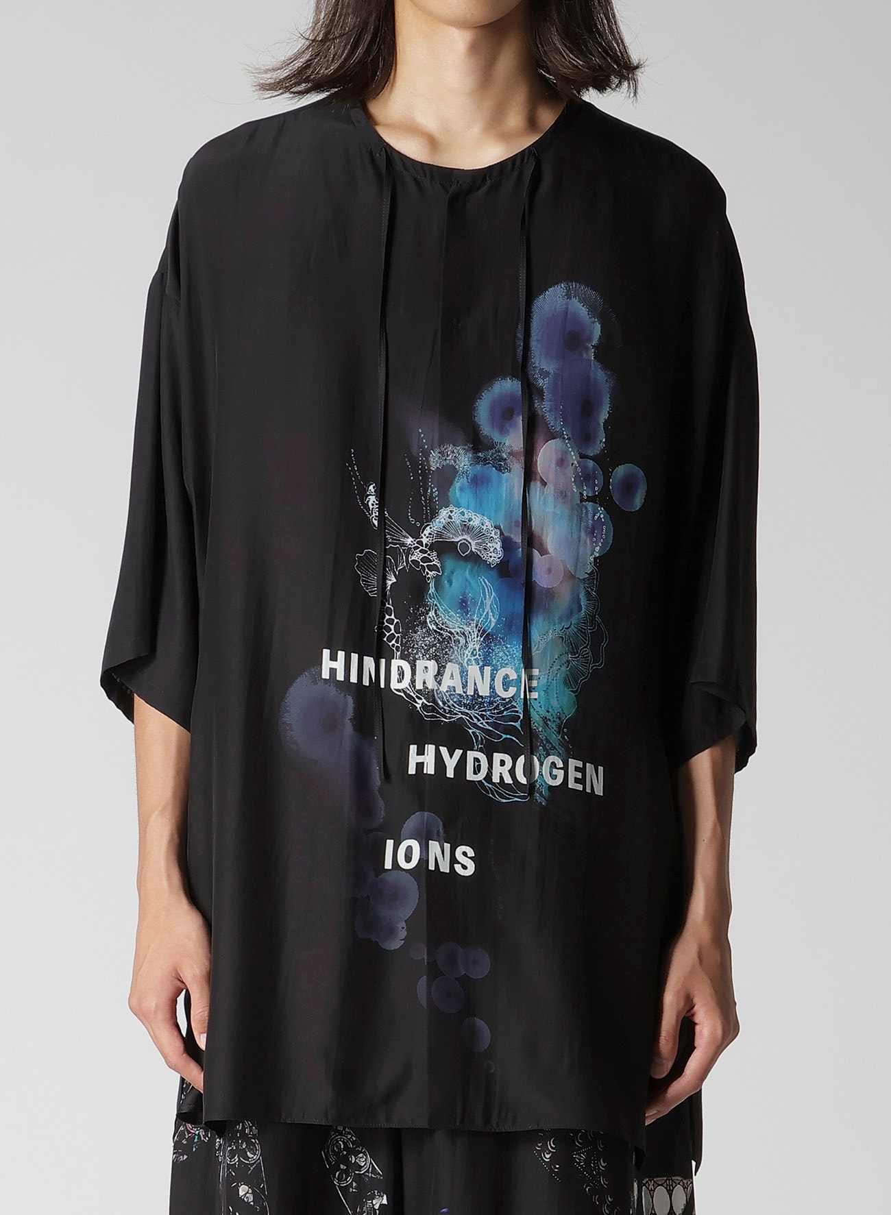 CORAL WATERCOLOR BLACK GUESSETED SHORT SLEEVE B/ BK CORAL