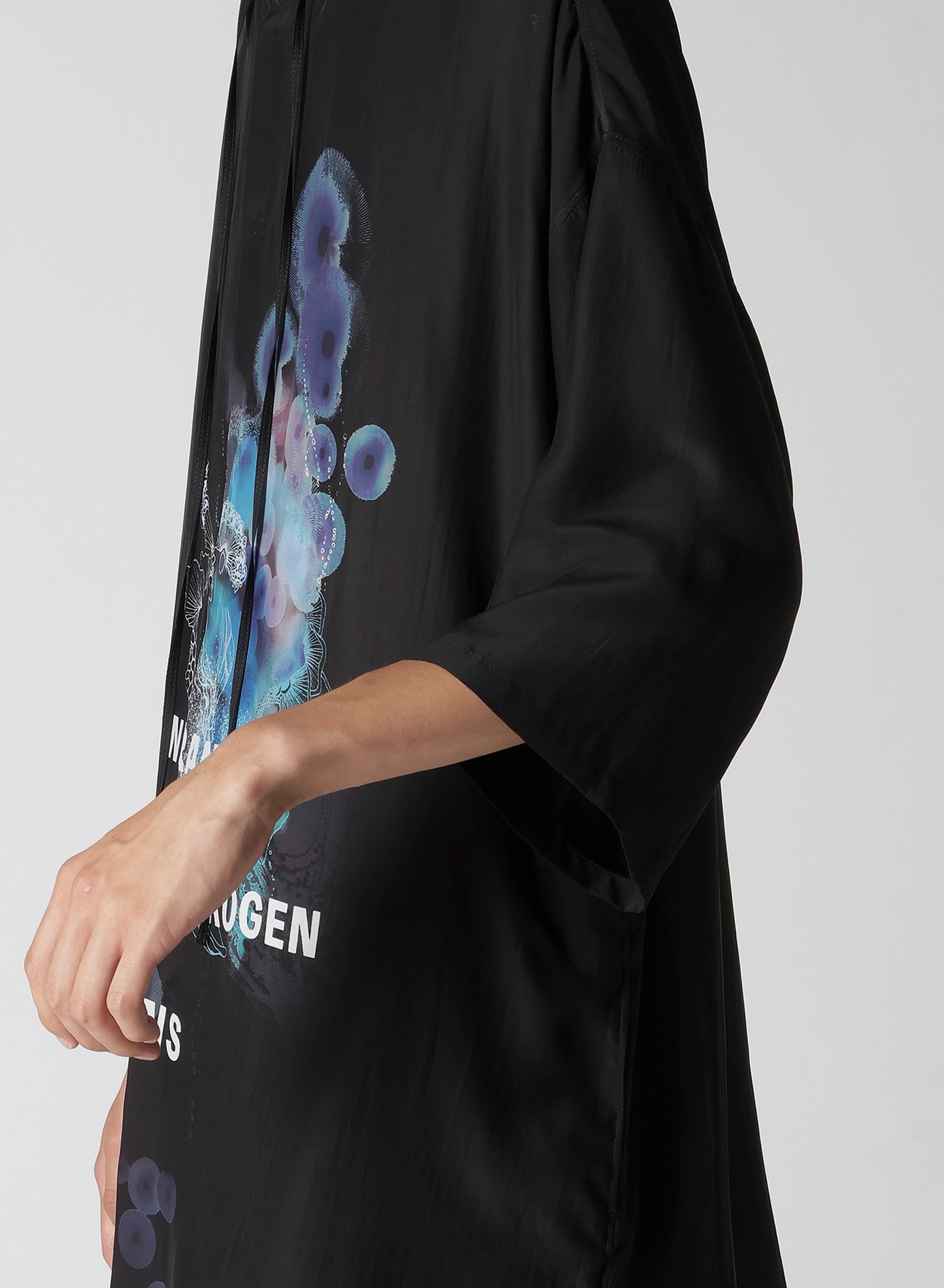 CORAL WATERCOLOR BLACK GUESSETED SHORT SLEEVE B/ BK CORAL