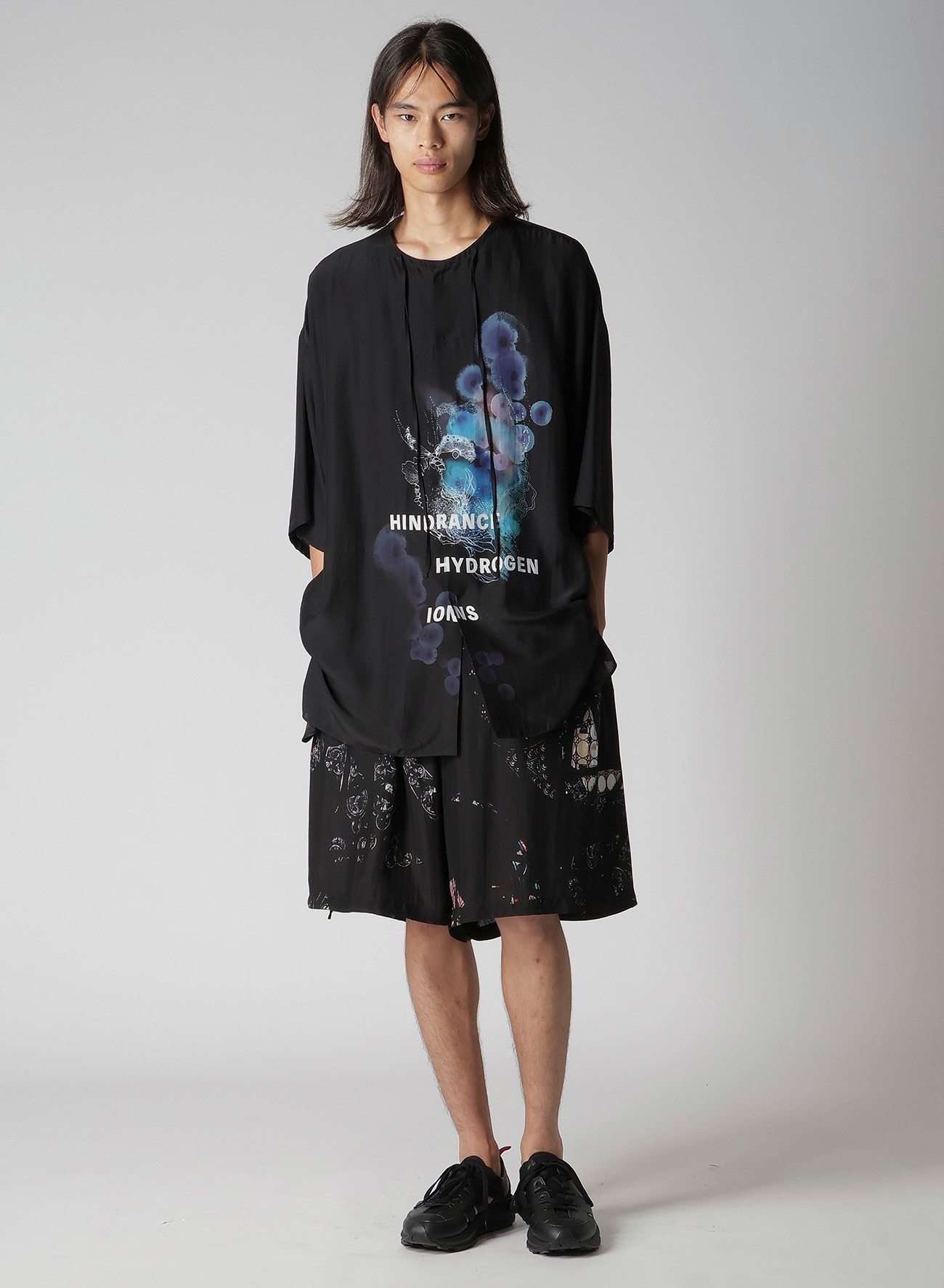 CORAL WATERCOLOR BLACK GUESSETED SHORT SLEEVE B/ BK CORAL