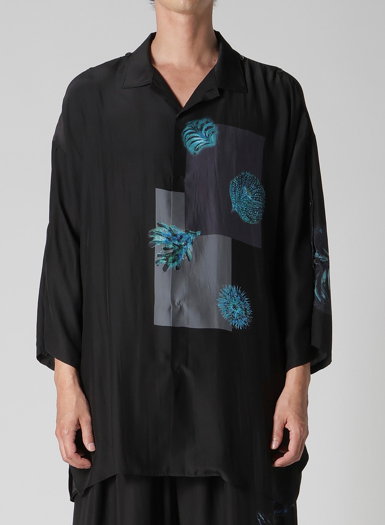 SEA CREATURE PRINTED SHOULDER OPNED BLOUSE