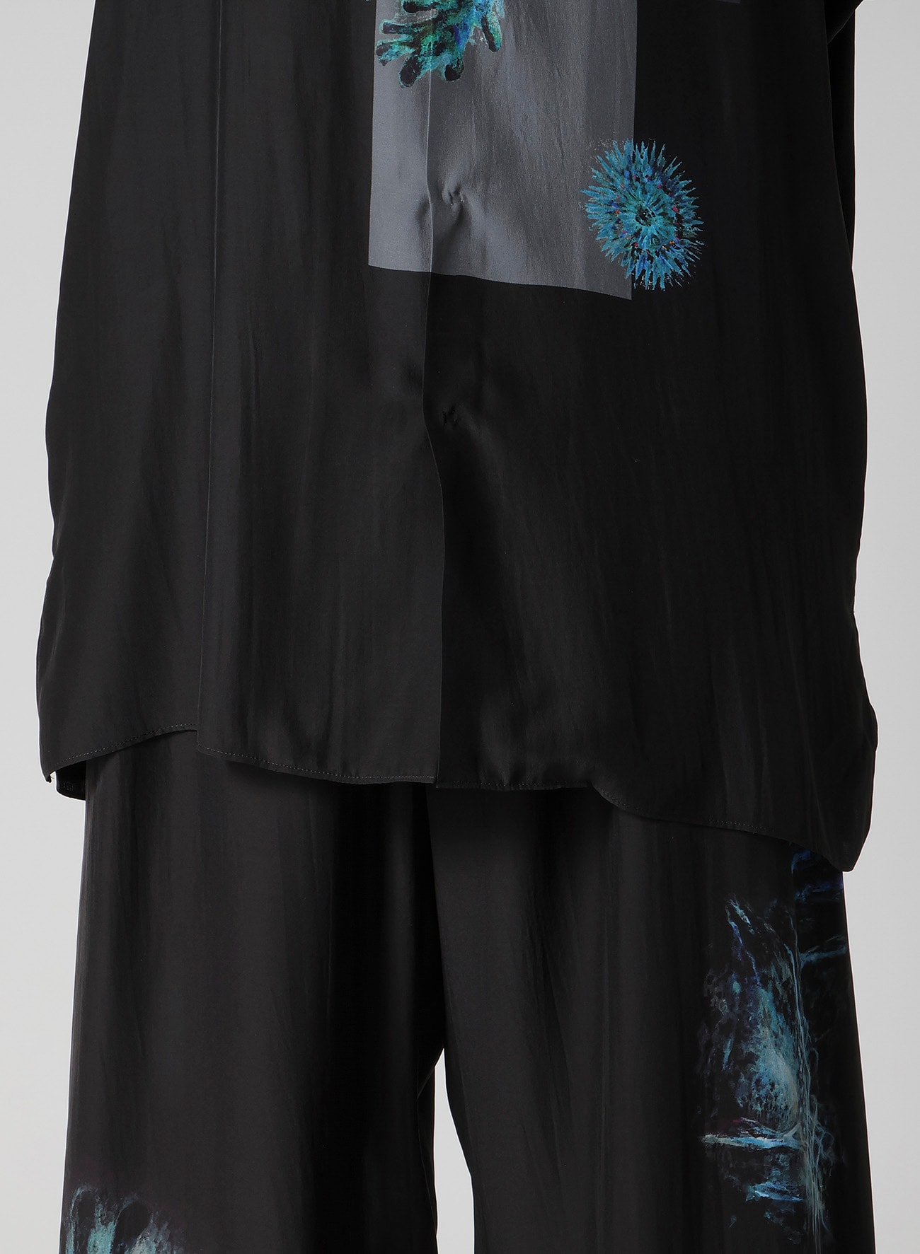 SEA CREATURE PRINTED SHOULDER OPNED BLOUSE