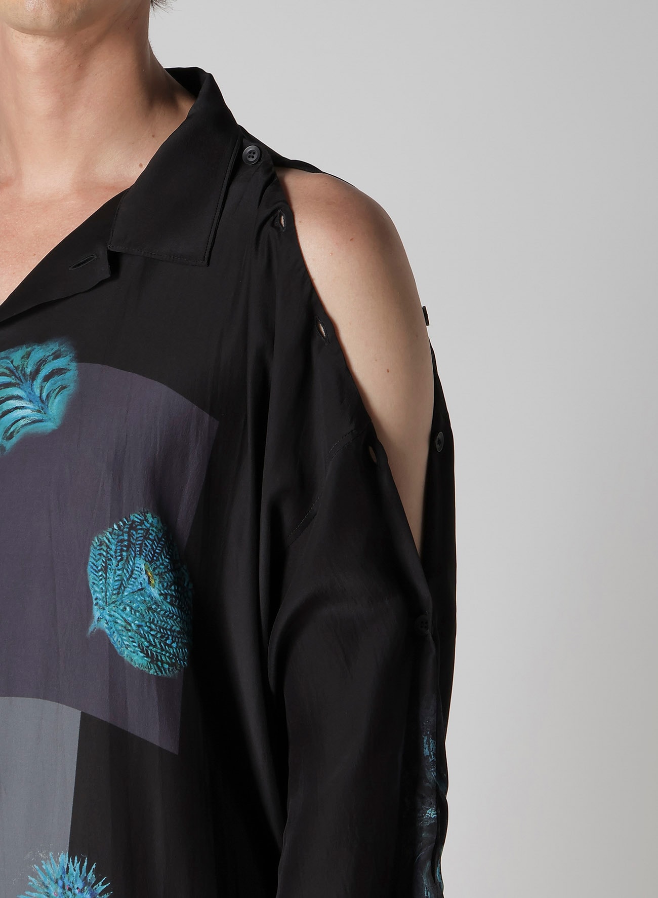 SEA CREATURE PRINTED SHOULDER OPNED BLOUSE