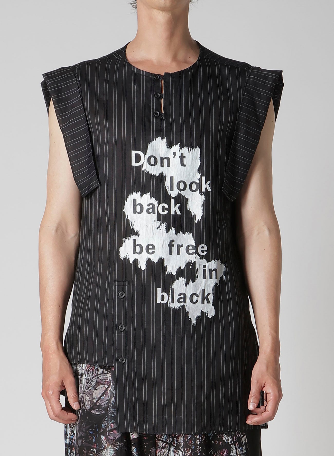 MESSAGE PRINTED ST SLEEVE PLACKET BLOUSE