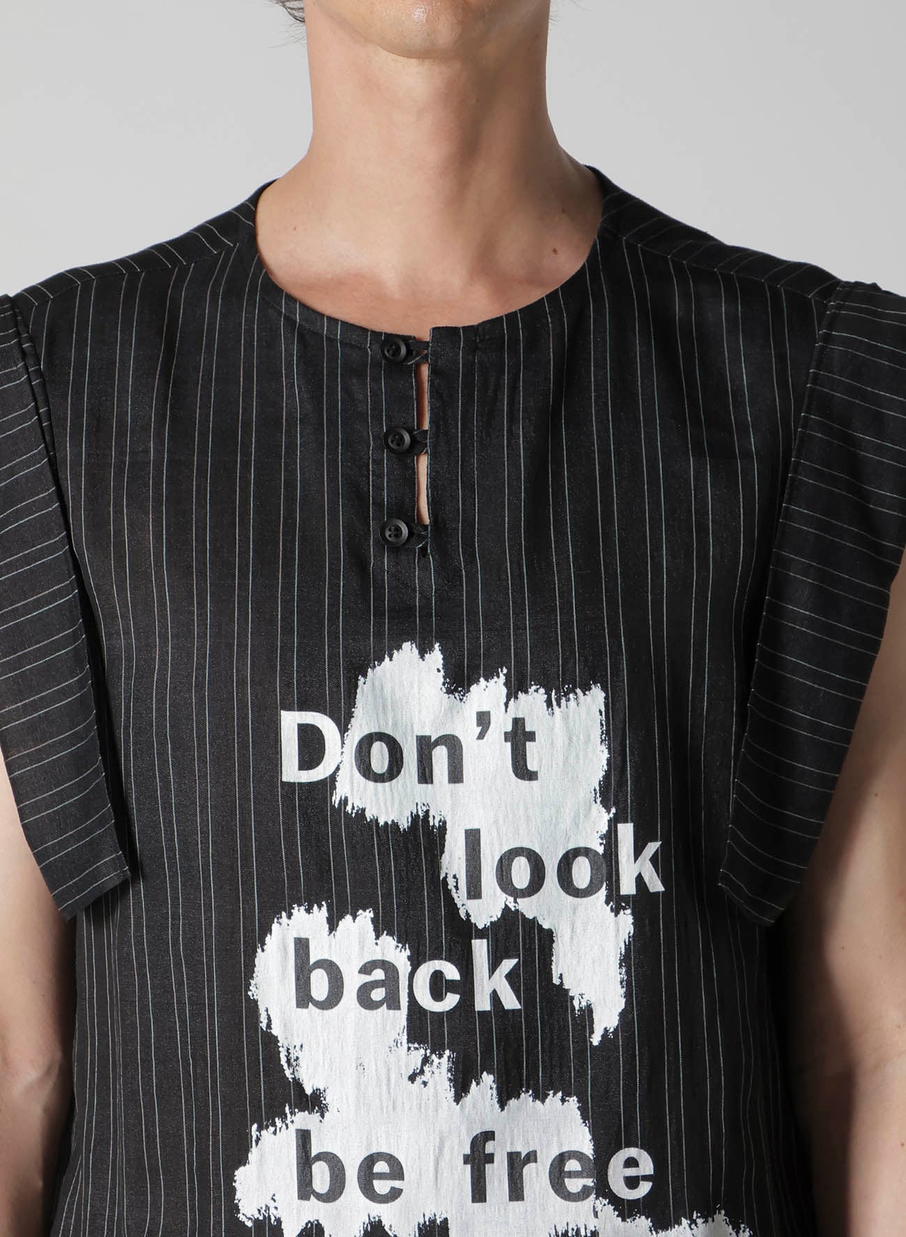 MESSAGE PRINTED ST SLEEVE PLACKET BLOUSE