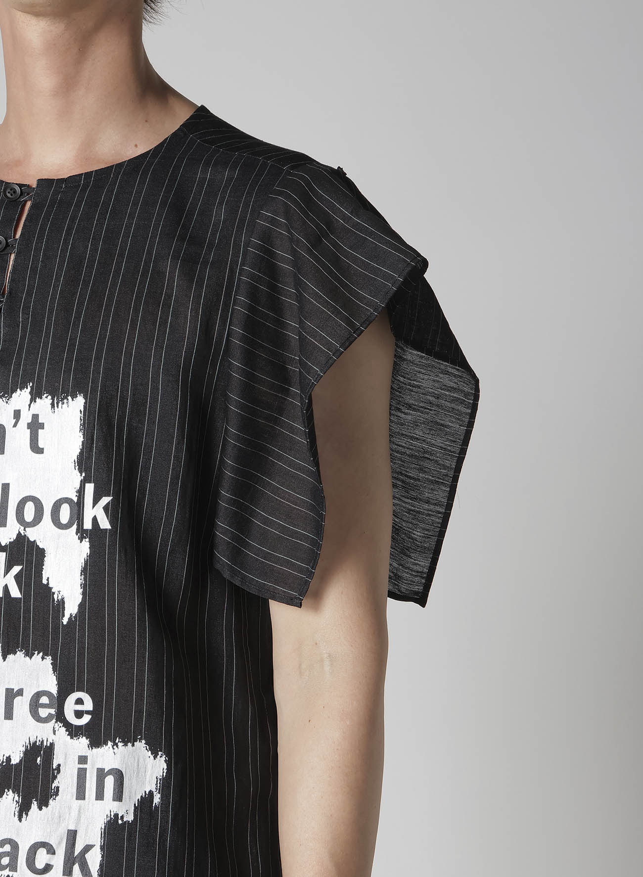 MESSAGE PRINTED ST SLEEVE PLACKET BLOUSE