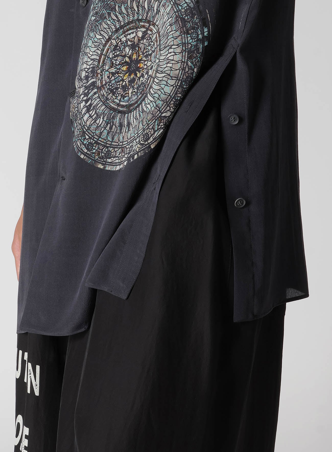 GREY/LINING COLLARLESS SHORT SLEEVE BLOUSE