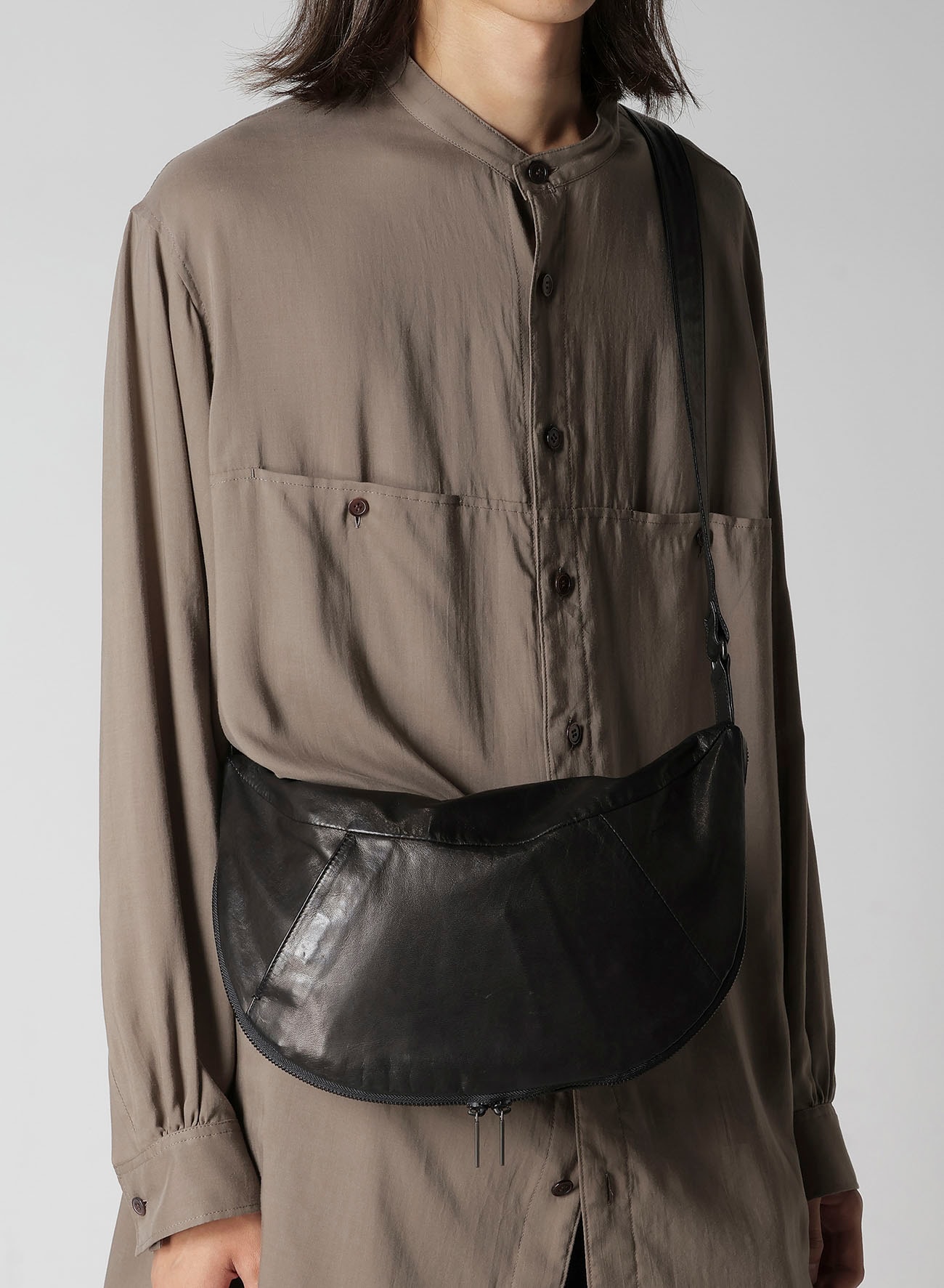 SCRATCH HORSE LEATHER HALF MOON SHOULDER BAG