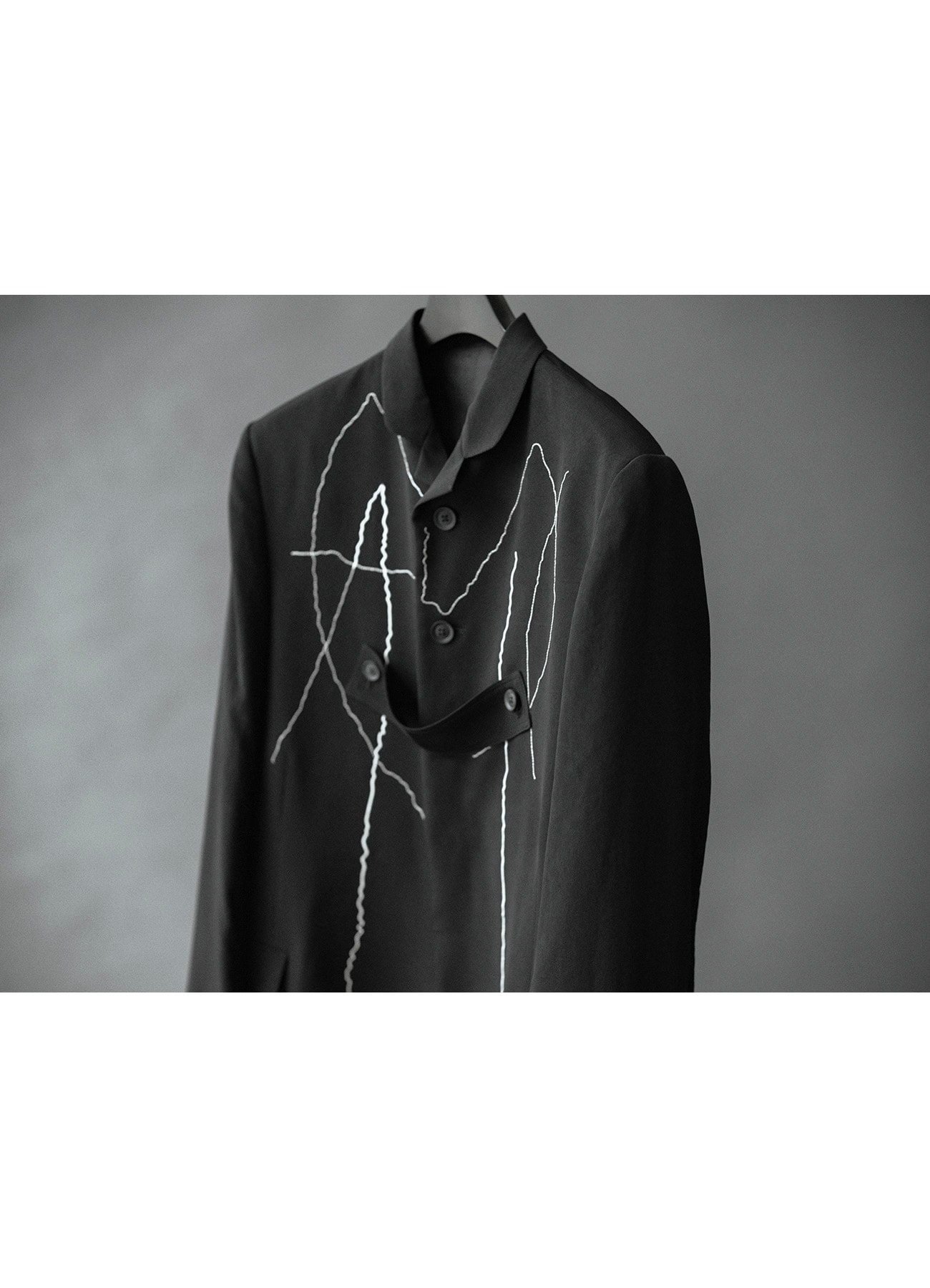 TA TUXEDO EMBROIDERED TAB JACKET