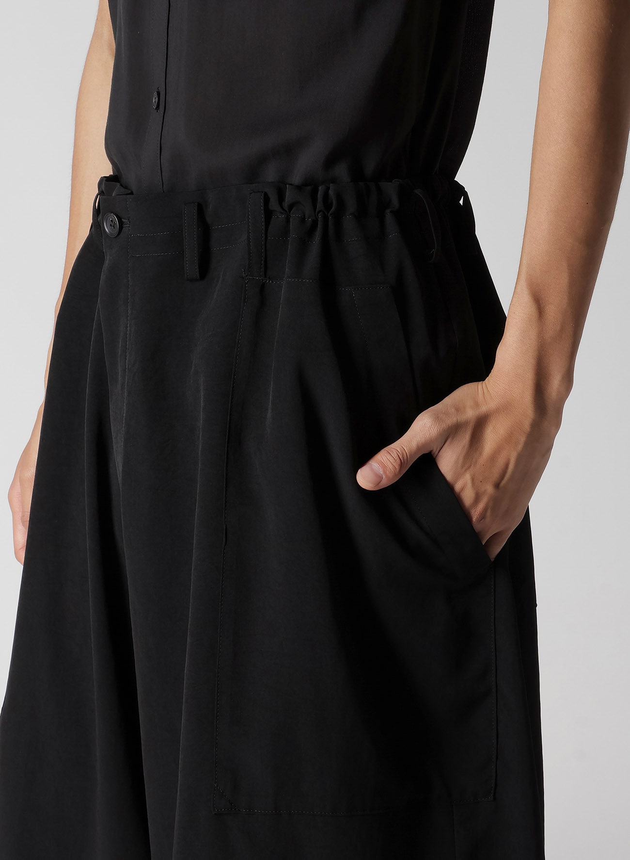 TA TUXEDO OUT POCKET SHORTS