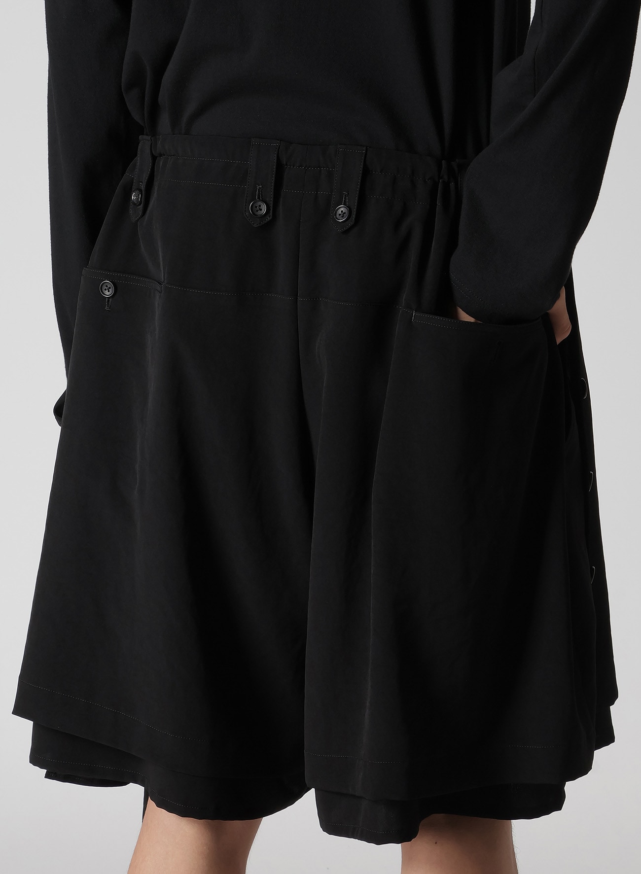 TA TUXEDO DRAPE PANEL ATTACHED SHORT PANTS