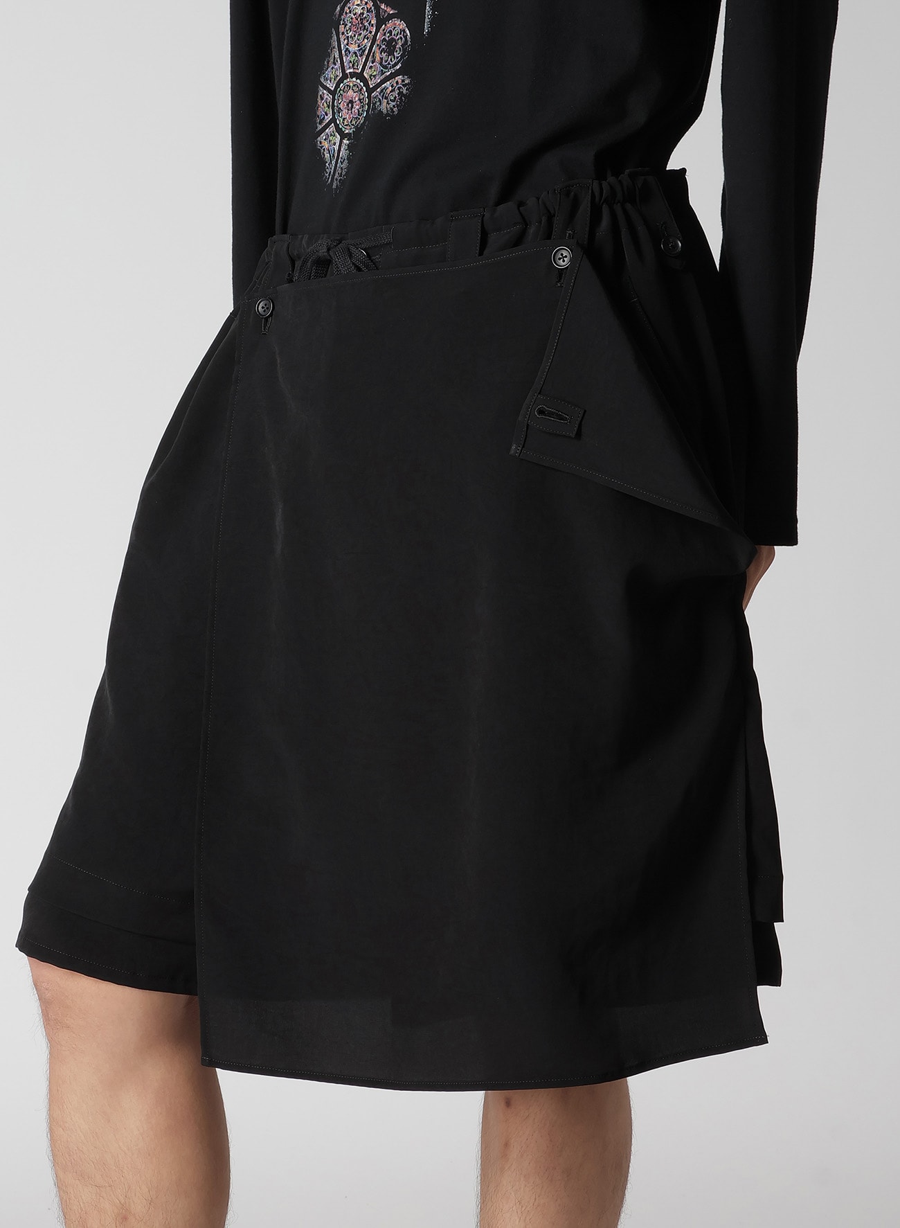 TA TUXEDO DRAPE PANEL ATTACHED SHORT PANTS